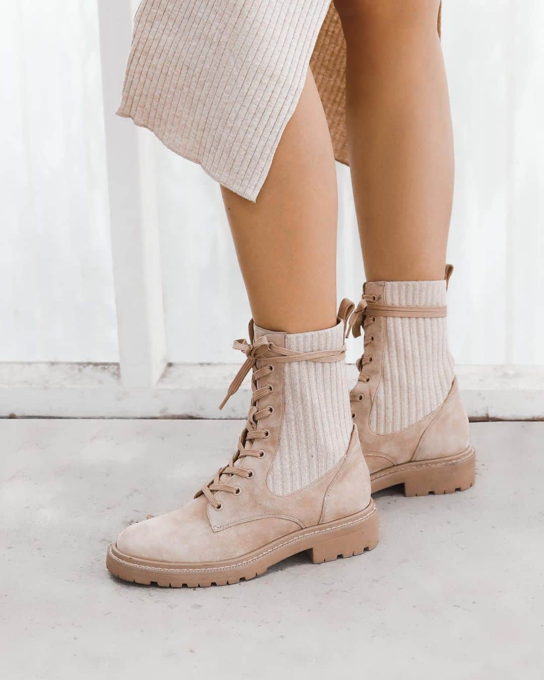 サムエデルマンのインスタグラム：「THE LYDELL Tap to shop our favorite cozy combat   Photography by Libby Edelman   #SamEdelman #Fall2020」