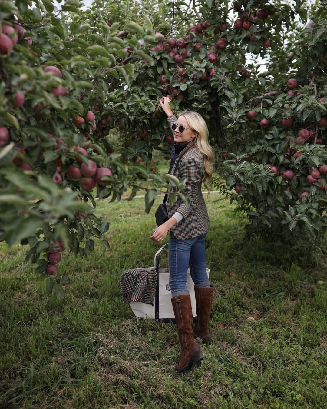 カレントエリオットのインスタグラム：「let the #fall festivities begin! / cc: @blaireadiebee  #currentelliott」