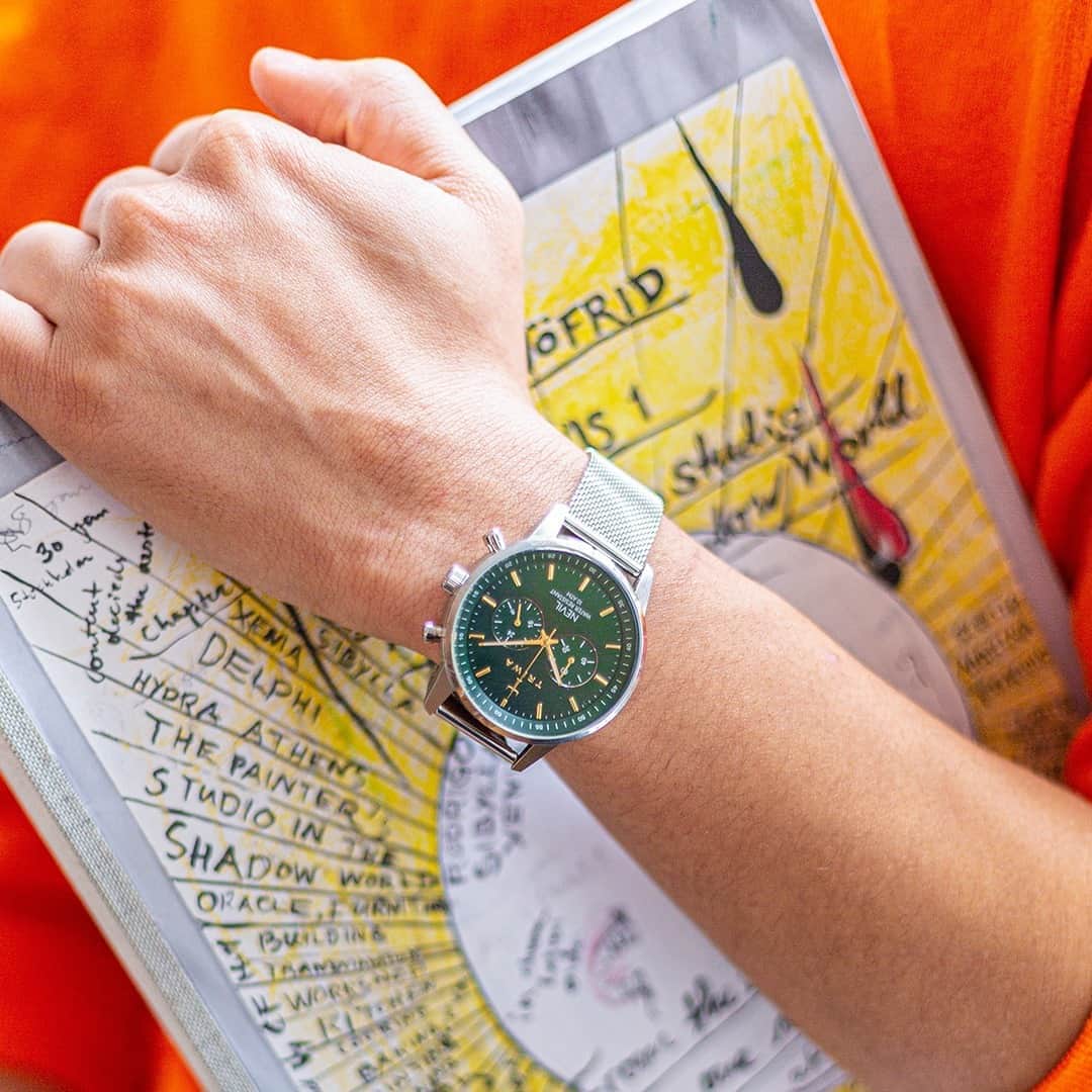 TRIWAさんのインスタグラム写真 - (TRIWAInstagram)「Racing green dial, golden details a silver case & adjustable mesh strap. A perfect mix of colour and metals.⠀⠀⠀⠀⠀⠀⠀⠀⠀ #mixedmetals #watch #watches #accessory #accessories #green #colour #fashion」10月26日 4時30分 - triwa