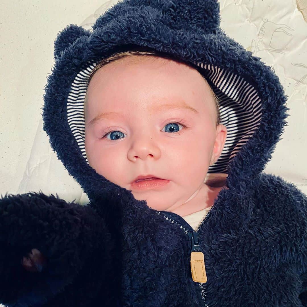 ヒラリー・ローダのインスタグラム：「cozy bear! 🧸」