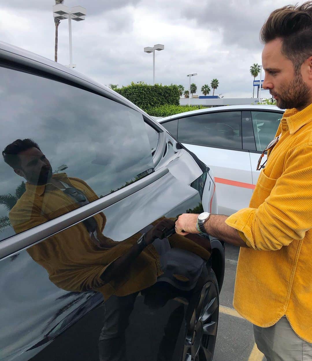 Samuel Lippkeのインスタグラム：「Making that connection #goelectric #onyxraina @xenia.lippke #🔋」
