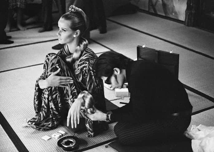 Meganさんのインスタグラム写真 - (MeganInstagram)「Ara Gallant creating a bracelet for Veruschka, Tokyo, 1966 〰 from Avedon​ by Gideon Lewin @anothermagazine  . . . . #richardavedon #verushka #tokyo #aragallant」10月26日 15時19分 - zanzan_domus