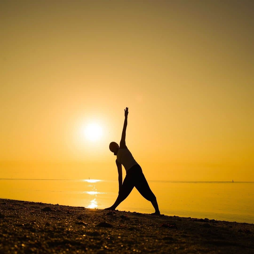 星野リゾートさんのインスタグラム写真 - (星野リゾートInstagram)「【南の島で生活リズムを整えて豊かな眠りへ導く】  Adjusting your daily rhythm in a tropical island to guide you to deep sleep.  沖縄県・竹富島にある滞在型リゾート「星のや竹富島」は、離島に流れるゆったりとした時間の中で過ごすことで、つい乱れがちな生活リズムを整えて、豊かな眠りへ導く「ぐっすりにーぶい滞在」を実施しています。2016年から実施している秋の定番プログラムです。  「にーぶい」という言葉は、沖縄で「眠たい」「眠たそう」という意味で使われています。竹富島には、波の音や月光が映える夜といったリラックスさせてくれる環境、「にーぶい草(眠り草)」と称されるハーブの一種クワンソウなど、眠りに良いとされる条件が揃っています。そのような環境に身を置き、朝晩に行う深呼吸とストレッチなど自然のリズムに合わせて過ごすことで、日ごろの忙しさやで乱れがちな生活リズムを整え、「豊かな眠り」を体感していただきたいという思いから考案しました。  #HoshinoResorts #星野リゾート #hoshinoya #星のや #hoshinoyaTaketomijima #星のや竹富島 #Okinawa #Yaeyamaislands #Taketomijima #沖縄 #沖縄県 #八重山諸島 #竹富島 #沖縄旅行 #OkinawaHotel #OkinawaTrip #luxuryresort #JapaneseHotels #travelJapan #ig_Japan  #JapanTravel」10月26日 15時20分 - hoshinoresorts.official