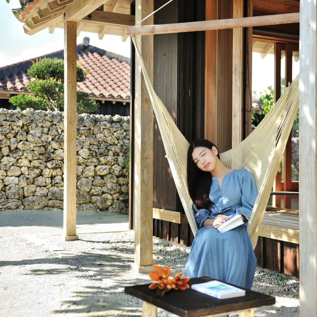 星野リゾートのインスタグラム：「【南の島で生活リズムを整えて豊かな眠りへ導く】  Adjusting your daily rhythm in a tropical island to guide you to deep sleep.  沖縄県・竹富島にある滞在型リゾート「星のや竹富島」は、離島に流れるゆったりとした時間の中で過ごすことで、つい乱れがちな生活リズムを整えて、豊かな眠りへ導く「ぐっすりにーぶい滞在」を実施しています。2016年から実施している秋の定番プログラムです。  「にーぶい」という言葉は、沖縄で「眠たい」「眠たそう」という意味で使われています。竹富島には、波の音や月光が映える夜といったリラックスさせてくれる環境、「にーぶい草(眠り草)」と称されるハーブの一種クワンソウなど、眠りに良いとされる条件が揃っています。そのような環境に身を置き、朝晩に行う深呼吸とストレッチなど自然のリズムに合わせて過ごすことで、日ごろの忙しさやで乱れがちな生活リズムを整え、「豊かな眠り」を体感していただきたいという思いから考案しました。  #HoshinoResorts #星野リゾート #hoshinoya #星のや #hoshinoyaTaketomijima #星のや竹富島 #Okinawa #Yaeyamaislands #Taketomijima #沖縄 #沖縄県 #八重山諸島 #竹富島 #沖縄旅行 #OkinawaHotel #OkinawaTrip #luxuryresort #JapaneseHotels #travelJapan #ig_Japan  #JapanTravel」