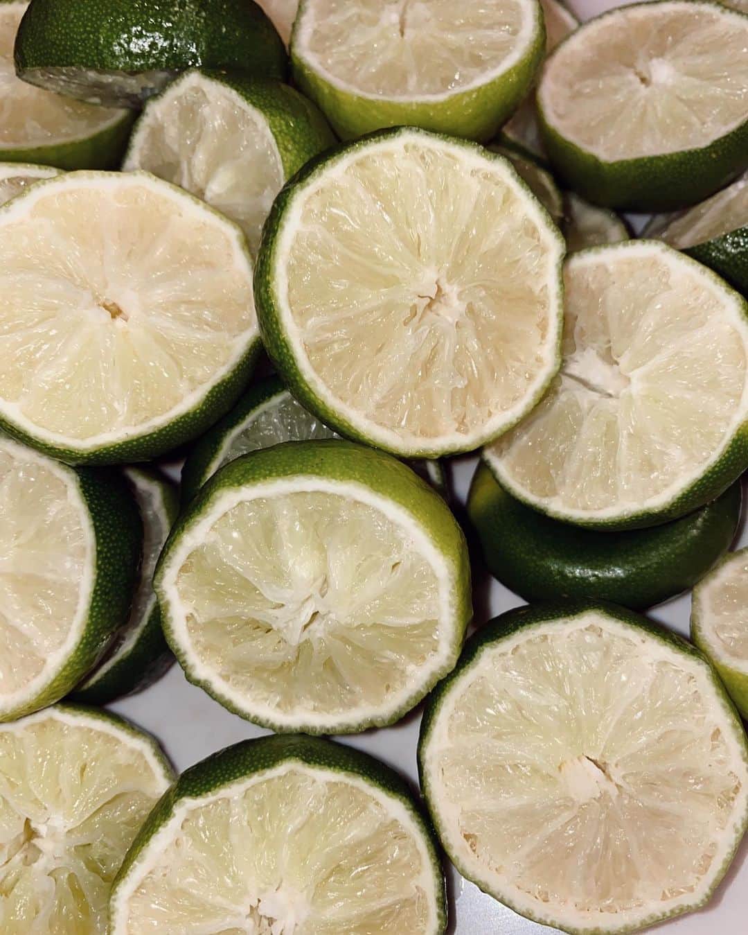 シャニーナ・シャイクのインスタグラム：「Vacay time .... tequila + lime 🍹」