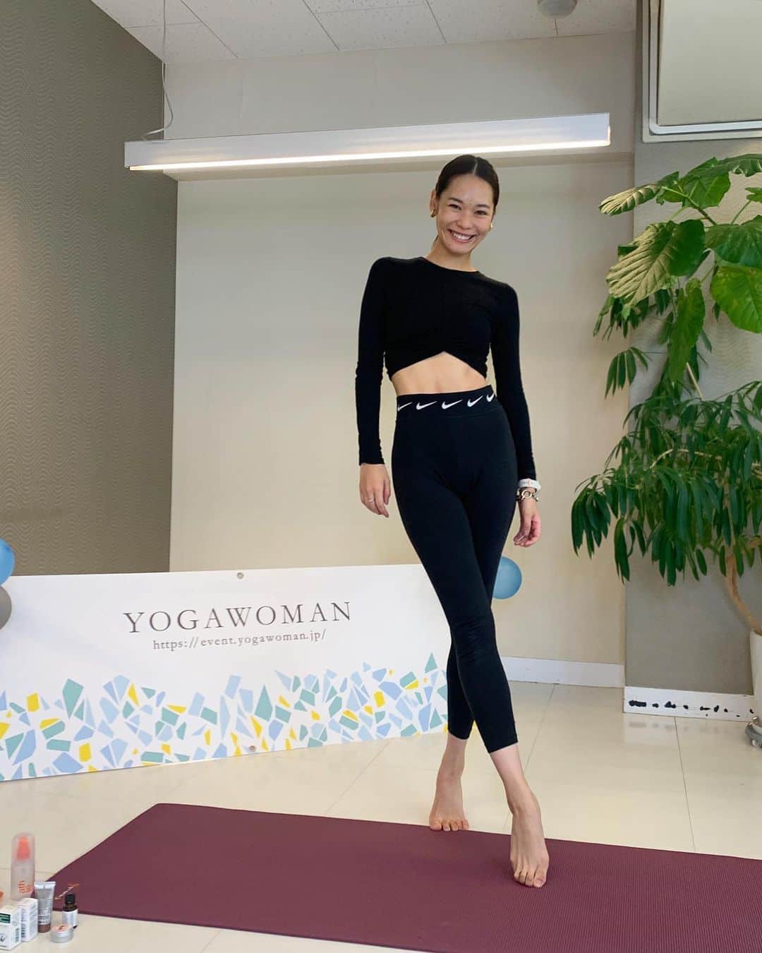 のインスタグラム：「YOGA WOMAN🧘🏻‍♀️ 女性がより健やかに美しく輝く為のヨガイベント 今年は、オンラインで開催されました。 ご参加頂きました皆さま、有難う御座いました✨✨ オンラインも全力です💪  おうちヨガをする方が増えたはず！という事で 今回のテーマは『 Sunday 朝ヨガ〜おうち大好き〜』 オンライン女子会をしているようなほのぼのした １時間になりました🥰 メンズのご参加も有難う御座います✨✨  皆さん、イベント内容をきちんと読んで好きな飲み物 やアロマなど用意して下さっていました。🥺 お話も楽しいし…やっぱり１時間では足りない〜(笑)  いろんな制限がされてしまった今 動く瞑想の時間、静かな瞑想の時間を大切に。 そして沢山ポジティブエネルギーを取り入れる簡単な ポーズをしました。取り入れてもらえたら嬉しいです🧡  また来月もオンラインイベントあります。 告知出来るようになったらまたお知らせしますね！　 アンダーザライトの皆さんとの楽しい写真も載せちゃお〜😝😘😘  #yoga #yogawoman #sunday #nike #utlyoga #ヨガウーマン #オンラインヨガ #おうちヨガ  #アンダーザライト #ナイキ #ヨガコーデ #代々木」