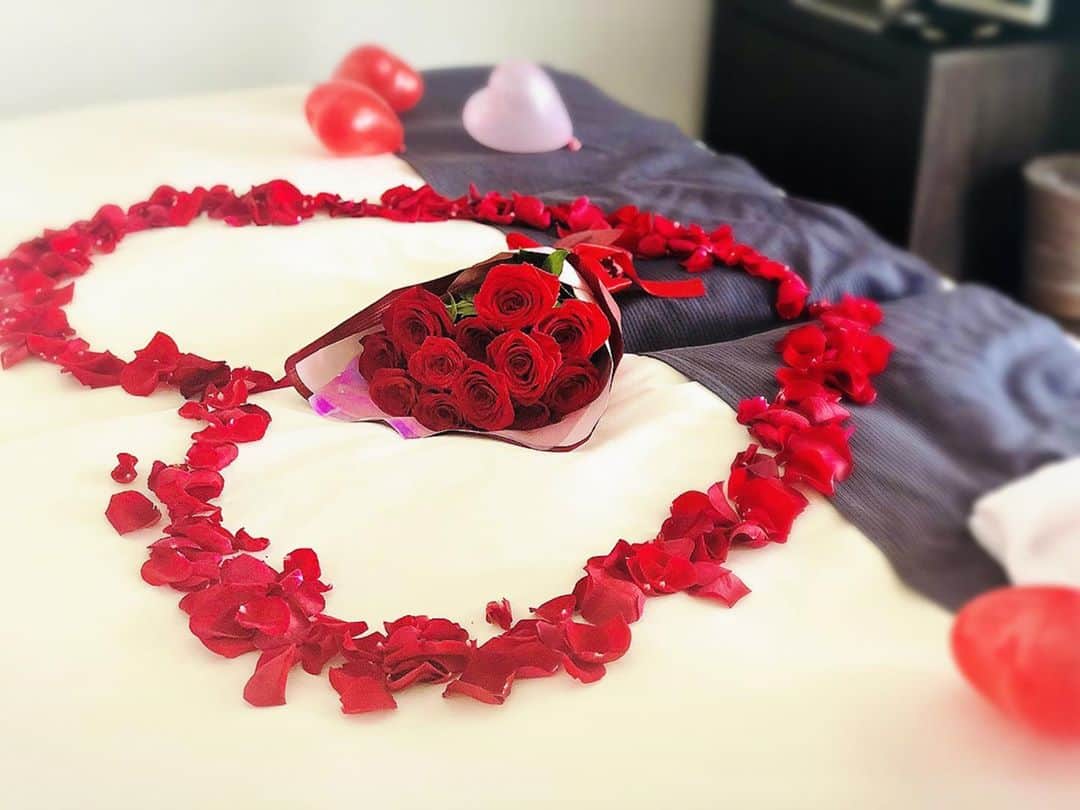 高崎愛梨のインスタグラム：「結婚式前日のこと。 宮古島にてホテルチェックイン！ 部屋へ入ると…まさかのサプライズ〜😭🌹❤️ バラに風船に…いつからそんなにロマンチストになったの〜😭💓 女で生まれて結婚できて、心からよかったと思えた瞬間。 プロポーズがあってから十分すぎるほどのサプライズを受けてきたのに、、まだ終わらなかった。笑  結婚式当日の朝。 スタッフや撮影隊が部屋にぞろぞろ入り、準備を進めていく中で、ドレスを着た私と、タキシード姿の旦那さんとご対面〜のとき。 一生書くことはないであろう手紙をまさかのまさか！読み始めてくれて。もうわけわかんなーい💓😭💌✨← 「最初で最後の手紙」だそうです。笑 言葉も文字もキレイで、、言葉に重みがあって、、正直ほんとに驚きすぎて泣けなかった。← 家宝にします☺️ありがとう！！  そんなこんなですでにお腹いっぱいなまま挙式へと向かいました〜 つづく。  #サプライズ好き #ロマンチストな旦那さん #ラブレター #ダズンローズ  #こんなのはじめて ← #ただの惚気です #しばらくお付き合い願います　🙇🏼‍♀️」