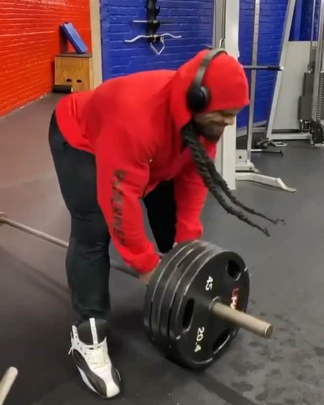 カイ・グリーンのインスタグラム：「☝🏾NAME THIS EXERCISE An all time favorite when it comes to heavy back training! This particular exercise is a compound movement, meaning it’s going to work multiple muscle groups at one time. From here, we can see special attention gets placed on our mid back, lats, rear delts, and rhomboids!  📲Get My Workouts Directly To Your Phone & Make It Easier To Build Real Muscle! All My Newest Workout Plans Here - Trainwithkai.com  👇🏾HOW TO PERFORM: ✅Good wide stance, have feet balanced properly on the floor. ✅Grasp close grip bar and bring weight up to your sternum. ✅Keep elbows tucked to sides. ✅Hold and squeeze for 1-2 seconds. ✅Repeat for 20, 15, 12, 10 reps.」