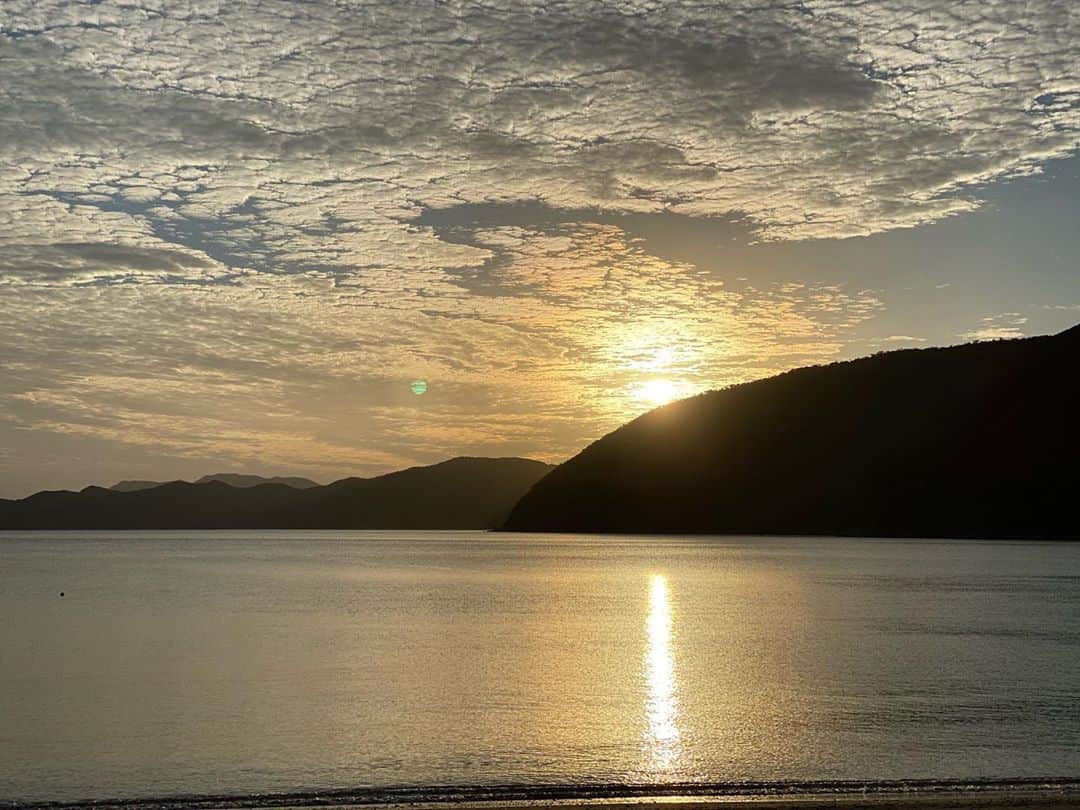 三谷晶子のインスタグラム：「毎日が美しい日。  Every day is a beautiful day.  #加計呂麻島 #kakeromaisland #sunset #sea #sun #ocean #beautifullife  #beach #beautiful  #beachdayeveryday  #beachday  #beachdays」