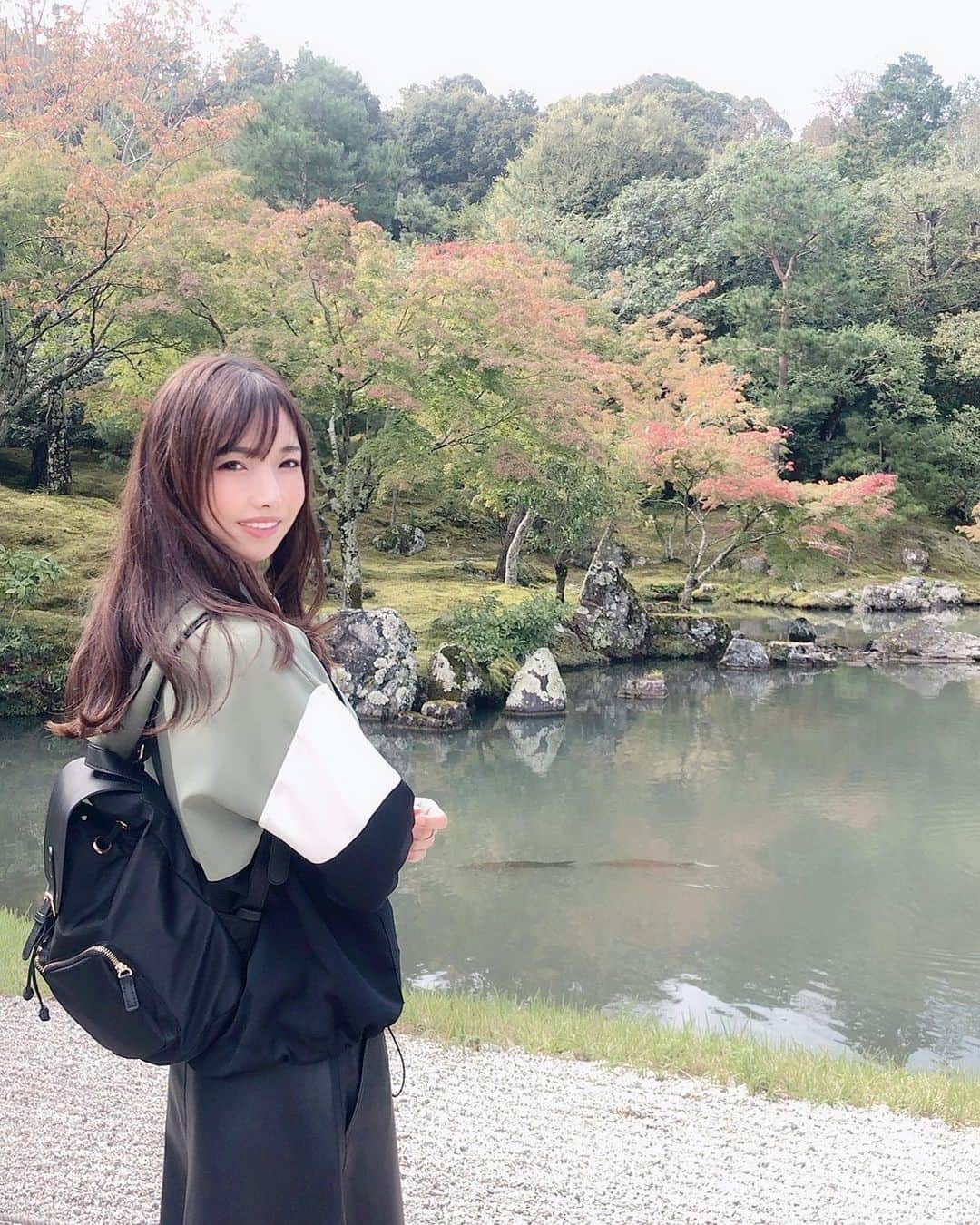 早川瀬里奈のインスタグラム：「ほんのり紅葉🍁 バッグは @gastonluga パーランの黒ね😂 私のクーポンコードで15%オフ hayakawa15(期限なし) 11月4日までの注文でウォレットついてくるそうです🥰 #ガストンルーガ #gastonluga #バックパック #紅葉 #砂利で靴が死亡」