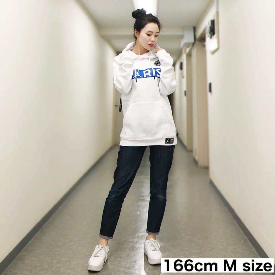 セレクションスタッフのインスタグラム：「.﻿ PSG×JORDAN ﻿ ﻿ ストリートにぴったりのアイテム❤️﻿ ﻿ とても柔らかい起毛フリース素材を使用しているのでゆったりとした着心地となっております！﻿ お着替え中『なにこれ？！』って声が出ました。(←いい意味で)﻿ 裏起毛でこんな気持ちいいの久々だぜって感じです🧐﻿ ﻿ 重たくなりがちな秋冬ファッションにホワイトとってもおすすめです！ホワイトだから汚さないよ〜に大切に着たいアイテムですね😂﻿ ﻿ とにかくデザインめちゃカッコいいのですが﻿ Mサイズ、在庫1点のみのアイテムですので早い者勝ちです（笑）﻿ いつも写真撮ってあげるタイミングが少し遅くなると売れ切れてるものが多くて…写真撮った意味🥴ってことが最近多いから今日は早めUP！﻿ ﻿ ﻿ 午後も頑張っていきましょう🙌﻿ ﻿ ﻿ #psg #psgjordan #パリサンジェルマン #パリサンジェルマンジョーダン #parissaintgermain #jordan #ジョーダン #サッカー #サッカー好きな人と繋がりたい #ストリートファッション #ストリートコーデ #ジョーダンブランド #セレクション新宿 #セレクション大阪」