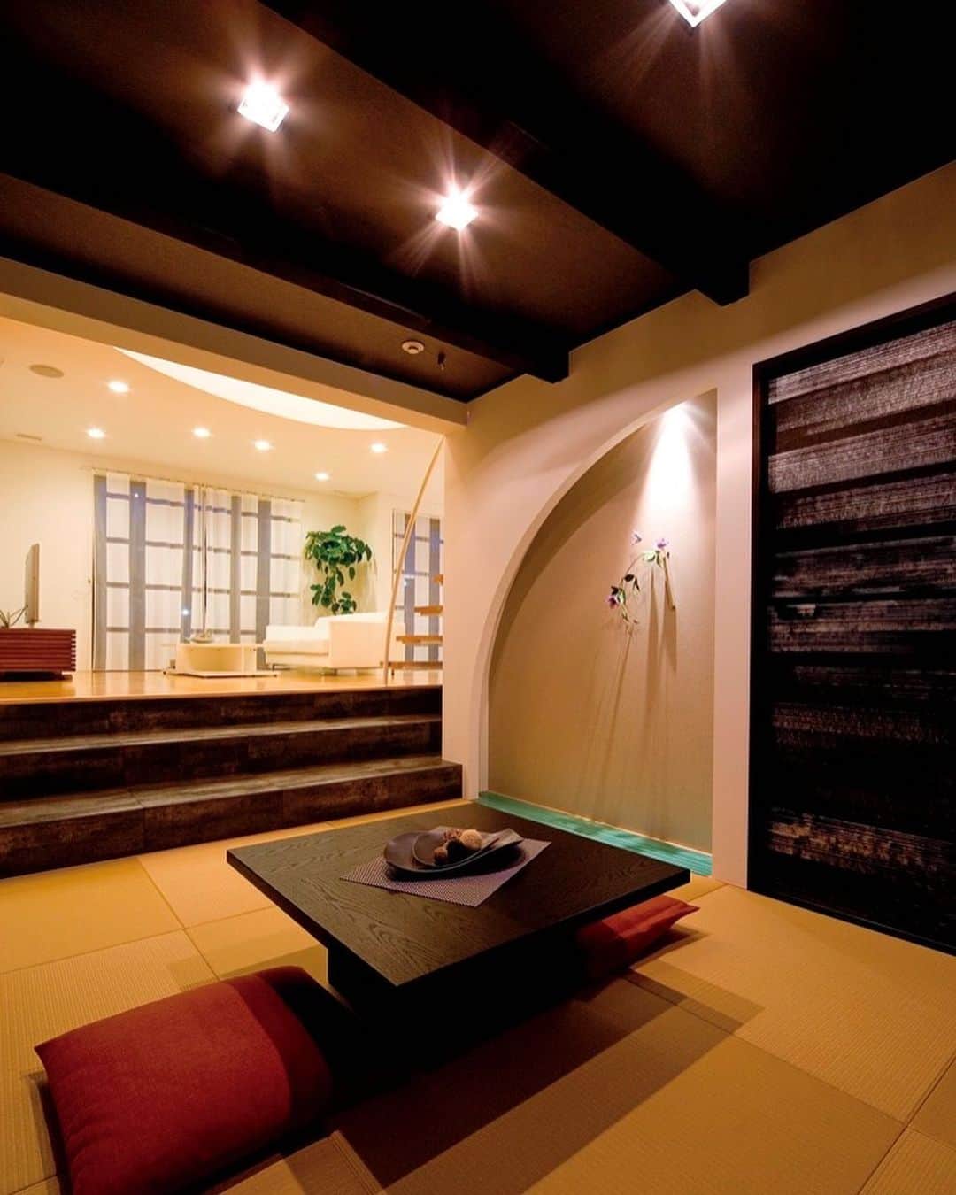 デザオ建設さんのインスタグラム写真 - (デザオ建設Instagram)「. 落ち着いた雰囲気のモダン和室🍵 天井の色が暗めなので、穴ぐらにいるようなほっこりした気分に🍂 . また、壁ではなく段差で空間を区切っているので、目線が遠くまで届き、実際よりも部屋が広く見えますね👀 .  @dezao_kensetsu  . .  #住宅 #モダン和室 #木材 #新築 #和室 #モダン #住宅 #interior  #木の家 #house #design  #工務店 #シック #畳 #architecture  #いぐさ #home #家づくり #interiordesign # #施工事例 #住まい #myhome #おうち時間 #マイホーム #デザオ建設  #京都の注文住宅  #モデルハウス」10月26日 14時10分 - dezao_kensetsu