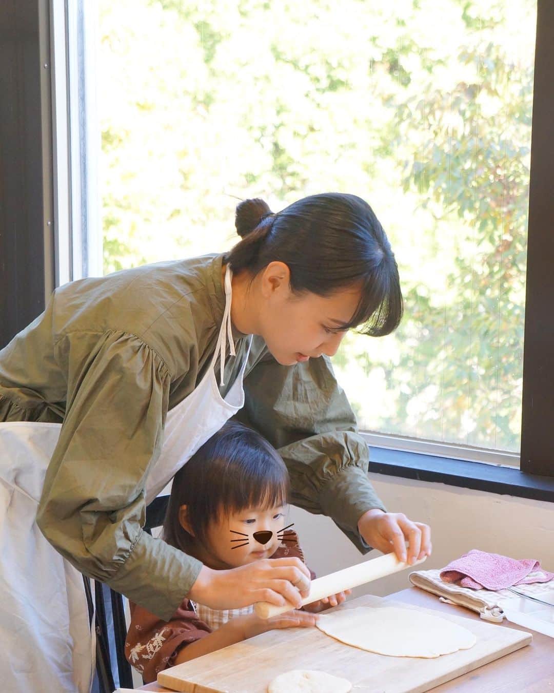 鈴木あすなのインスタグラム：「親子で料理。 . こういう時間大切にしたい。 . #大切にしたいこと #親子で料理  #ペアクック」