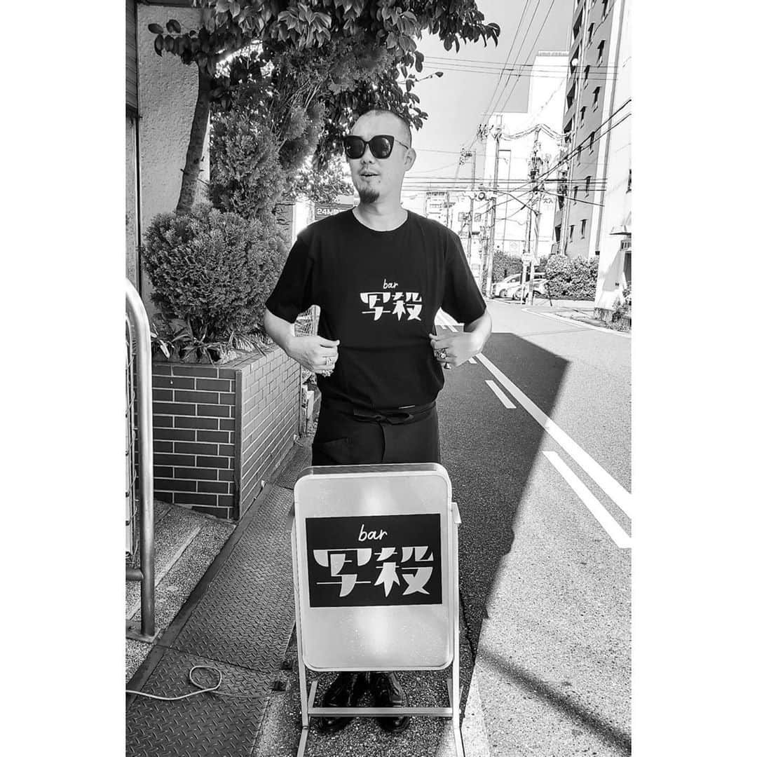 青木カズローさんのインスタグラム写真 - (青木カズローInstagram)「今月も無事bar写殺終わりました！﻿ ﻿ 毎月来てくれる方も、初めての方も多くの人が入れ替わり来てくれて嬉しかったです。﻿ ﻿ 改めて今池HUCK FINNは僕のホームです。﻿ その場所でこういった形でも、ライブハウスを盛り上げる一端になれて？いるなら本当に光栄な事です。﻿ ﻿ 途中、前日誕生日だったCYbER dYNEのUNOくんと一緒に祝って貰っちゃいました。(誕生日はまだ先だけど)ありがとう😊﻿ ﻿ そして今月僕が選んだ日本酒は、佐賀県の光栄菊酒造さん「光栄菊 HELLO! KOUEIGIKU」無濾過生原酒でした！﻿ 少しガスっぽくてすっきりとした酸味が効いた絶品の日本酒でした🍶﻿ ﻿ 毎月楽しみになってきていて、恒例のイベントになっている事も嬉しいです。﻿ 来月は11/29(日)となります！﻿ ﻿ また来月お待ちしておりますね！！﻿ ﻿ #bar写殺﻿ #HUCKFINN﻿ #青木カズロー﻿ #写殺」10月26日 14時19分 - cazrowaoki