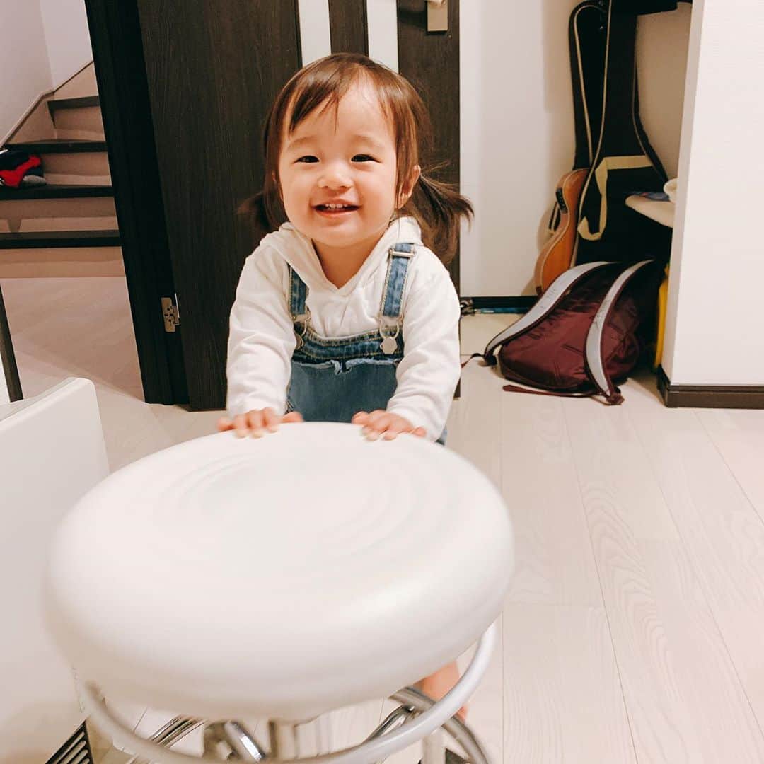 しほの涼のインスタグラム：「ずーっと実家で椅子押してる🤷‍♀️🤷‍♀️ オーバーオール着せたら可愛くて可愛くて、今季はヘビロテだな🧐 #1歳3ヶ月 #１歳３ヶ月 #1歳女の子 #令和ベビー #子供服 #ベビー服 #ベビー #令和元年ベビー #令和元年生まれ #令和元年7月生まれ #2019年7月生まれ #女の子赤ちゃん #赤ちゃん #next #selectjuno」