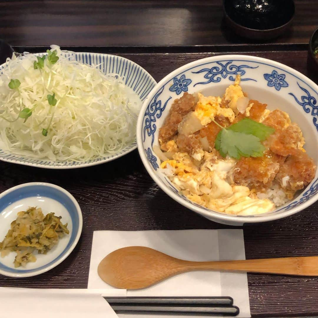 平松禎史さんのインスタグラム写真 - (平松禎史Instagram)「「濱かつ」でかつ丼。ここは長崎が本拠のリンガーハットの子会社だそう。あっさりめで重くない味。赤味噌汁が選べるのは嬉しい。」10月26日 14時23分 - hiramatz