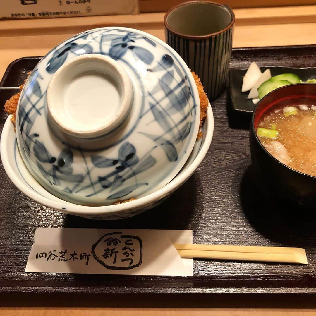 岡峰光舟さんのインスタグラム写真 - (岡峰光舟Instagram)「かけかつ丼という、揚げたてかつをほかほかご飯にそのままのせ、しっかりした味付けの卵とじを上からかけるスタイルのかつ丼。かつはサクサク、卵はトロトロと絶妙なアンサンブルでしたな。ご家族でお店を回されていて居心地の良いお店でもありました。ごちとん様でした。#とんフレ#中泉」10月26日 14時33分 - kohshuokamine