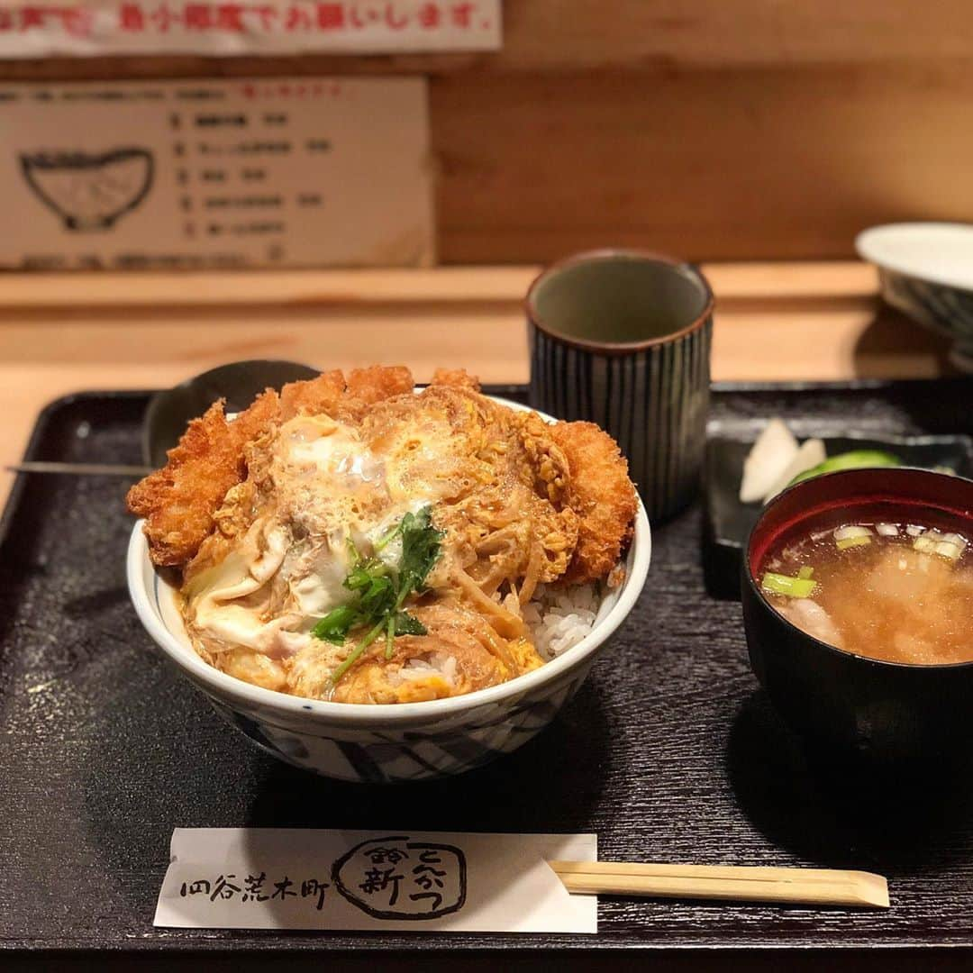 岡峰光舟のインスタグラム：「かけかつ丼という、揚げたてかつをほかほかご飯にそのままのせ、しっかりした味付けの卵とじを上からかけるスタイルのかつ丼。かつはサクサク、卵はトロトロと絶妙なアンサンブルでしたな。ご家族でお店を回されていて居心地の良いお店でもありました。ごちとん様でした。#とんフレ#中泉」