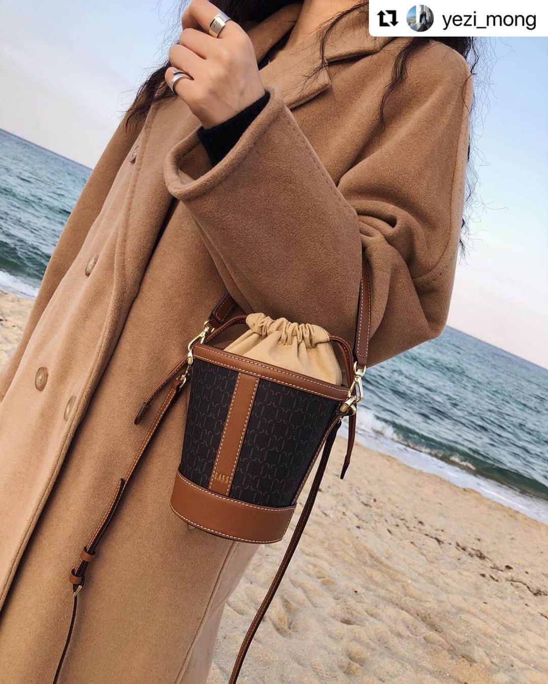 DAKS Koreaさんのインスタグラム写真 - (DAKS KoreaInstagram)「#Repost @yezi_mong with @make_repost ・・・ - 드디어 올해 첫여행🤎 비록 일과 함께지만,, 내사랑 겨울바다 보기만해도 너무 좋다 . . #닥스가방 #세인트바넷  @dakskorea  _ #DCBA0F861W3 _ #닥스 #닥스코리아 #닥스악세서리 #닥스액세서리 #DAKS #DAKSACCESSORIES #Lfmall  #크로스백 #여자가방 #닥스가방 #여성크로스백 #가방선물 #SAINTBARNET #대학생선물추천 #선물추천 #데일리룩 #대학생가방 #직장인가방 #ootd #accessories #daily #fashion #오오티디 #가을코디 #여자선물추천 #핸드백」10月26日 14時33分 - dakskorea_accessories