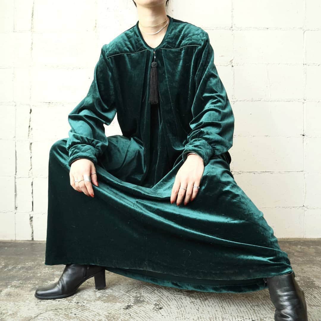 吉祥寺 古着屋 Orfeoのインスタグラム：「. Quilted Shoulder Velour Long Dress  #orfeo #kichijoji #tokyo #vintage #used #fashion #coordinate #outfit  お問い合わせはインスタグラムのプロフィール掲載のメールアドレスにお願いいたします。コメント、DMでのお問い合わせは受け付けておりませんのでご了承ください。 ONLINE SHOPの商品も店頭にてご購入頂けます。気になる商品がございましたらスタッフにお声掛けください。  新型コロナウィルス感染拡大防止策を徹底した上で営業をしております。マスクの着用、入店時にアルコールでの消毒をお願いいたします。」