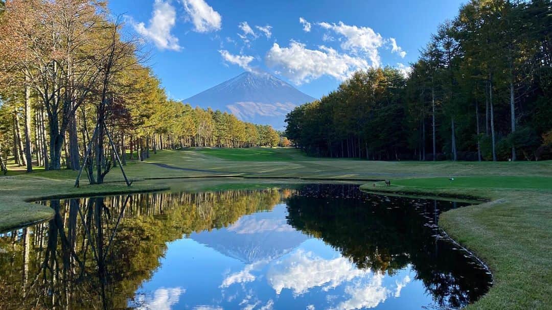 紺野ゆりのインスタグラム：「🗻 運良く、秋晴れの気持ち良い日にゴルフができました🍁⛳️ 空気が澄んでるから、富士山がめちゃくちゃ綺麗。。。✨✨ 最近雨が続いていたので感動🥺♡  #yurigolf🦋 #富士山#秋晴れ#golf#golfstagram #ゴルフ女子#逆さ富士」