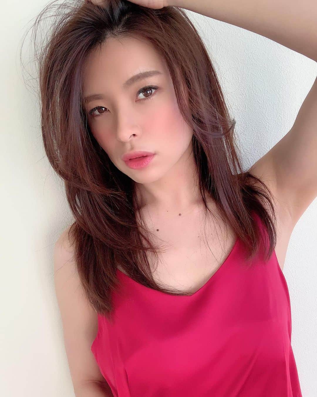 山崎智花さんのインスタグラム写真 - (山崎智花Instagram)「髪型やメイクで雰囲気で本当に変わるよね。  この頃の髪型は割と好きだったかも😌 関東に来て1年。 まだ美容室迷子です。 関東と関西の美容室の違いに戸惑い完全に任せれる美容師さんに巡り合わない…  #美容室迷子 #美容師さんと繋がりたい #30代ファッション #アラサー独身女子 #アラサーモデル #大人コーデ #大人女子 #部屋着 #ルームウェア #ヘアスタイル #美容室難民 #ヘアサロン」10月26日 14時34分 - yamasaki_tomoka