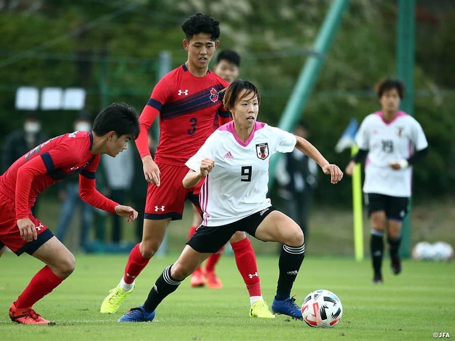 日本サッカー協会さんのインスタグラム写真 - (日本サッカー協会Instagram)「【2020.10.25 Training Match①📸】 　 #なでしこジャパン 今回のキャンプ期間中2回目となる男子との合同練習を実施、40分ハーフのトレーニングマッチも行い、1-3という結果でした。 　 この日のトレーニングパートナーは #いわきFC U-18。「ふたば未来学園より高くて速い」とMF #北村菜々美 選手が話すと、「ちょっとミスすると一気に来る。圧力がすごい」とMF #林穂之香 選手も続きます。前半はその表現通りの展開で、完全に受けに回る時間帯になりました。タイミングよくパスを出してもすぐに追いつかれ、長いボールは高い壁に阻まれて跳ね返され、なかなか相手陣内にボールを運べません。それでもGK #山根恵里奈 選手を中心に体を張った守備で失点は許しません。しかし、徐々に体力が奪われ、ミスも増えてきたところで失点。0-1で前半を折り返します。 　 前半を終えたDF #鮫島彩 選手は「120分プレーしたくらい疲れた」と話し、他の選手もこれがトレーニングマッチかと思うほど息を切らしながらピッチを後にしました。 　 MF #三浦成美 選手が「前半を見ていて、いいポジションを取ってさばいていこうとイメージした」と話し、「慌てずに繋ぐことを意識してゲームに入った」とFW #小林里歌子 選手が話すように、前半を自分たちなりに分析した後半組はゲームの改善を図ります。2失点目、3失点目と続いたものの、相手陣内でプレーする時間も増え、GK #山下杏也加 選手から丁寧に繋ぐサッカーで持ち味を発揮します。すると相手にも疲れも見えてきた終盤、いい形でボールを受けに入ったFW #上野真実 選手がとっさの判断でこれスルーすると、駆け上がったMF #杉田妃和 選手がフリーでボールを受けて思い切りよくミドルシュートを放ちます。惜しくもバーを叩いたシュートでしたが、ゴール前に詰めていた上野選手が押し込んで意地の1点をもぎ取りました。 　 なでしこジャパンの7か月ぶりの活動も残りあと1日です。 　 ✅http://www.jfa.jp/nadeshikojapan/ 　 #jfa #daihyo #nadeshiko」10月26日 14時35分 - japanfootballassociation