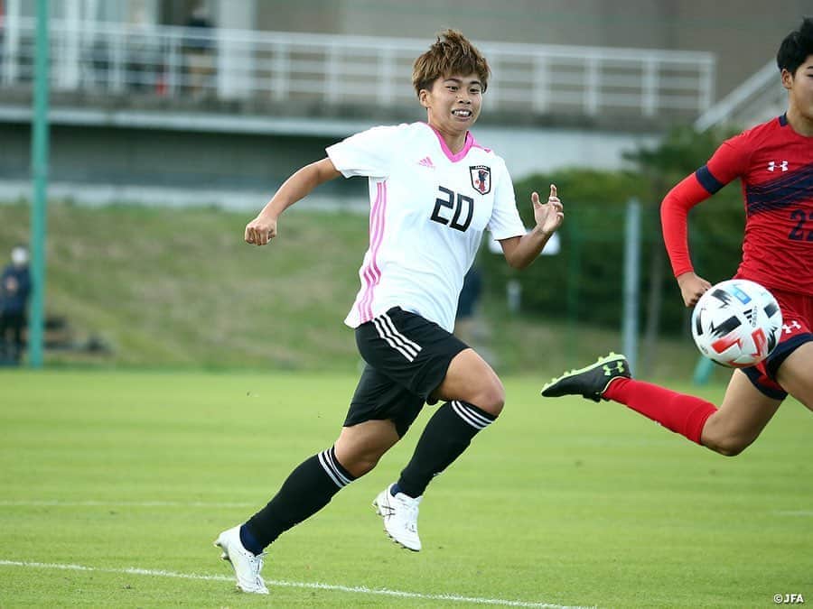 日本サッカー協会さんのインスタグラム写真 - (日本サッカー協会Instagram)「【2020.10.25 Training Match①📸】 　 #なでしこジャパン 今回のキャンプ期間中2回目となる男子との合同練習を実施、40分ハーフのトレーニングマッチも行い、1-3という結果でした。 　 この日のトレーニングパートナーは #いわきFC U-18。「ふたば未来学園より高くて速い」とMF #北村菜々美 選手が話すと、「ちょっとミスすると一気に来る。圧力がすごい」とMF #林穂之香 選手も続きます。前半はその表現通りの展開で、完全に受けに回る時間帯になりました。タイミングよくパスを出してもすぐに追いつかれ、長いボールは高い壁に阻まれて跳ね返され、なかなか相手陣内にボールを運べません。それでもGK #山根恵里奈 選手を中心に体を張った守備で失点は許しません。しかし、徐々に体力が奪われ、ミスも増えてきたところで失点。0-1で前半を折り返します。 　 前半を終えたDF #鮫島彩 選手は「120分プレーしたくらい疲れた」と話し、他の選手もこれがトレーニングマッチかと思うほど息を切らしながらピッチを後にしました。 　 MF #三浦成美 選手が「前半を見ていて、いいポジションを取ってさばいていこうとイメージした」と話し、「慌てずに繋ぐことを意識してゲームに入った」とFW #小林里歌子 選手が話すように、前半を自分たちなりに分析した後半組はゲームの改善を図ります。2失点目、3失点目と続いたものの、相手陣内でプレーする時間も増え、GK #山下杏也加 選手から丁寧に繋ぐサッカーで持ち味を発揮します。すると相手にも疲れも見えてきた終盤、いい形でボールを受けに入ったFW #上野真実 選手がとっさの判断でこれスルーすると、駆け上がったMF #杉田妃和 選手がフリーでボールを受けて思い切りよくミドルシュートを放ちます。惜しくもバーを叩いたシュートでしたが、ゴール前に詰めていた上野選手が押し込んで意地の1点をもぎ取りました。 　 なでしこジャパンの7か月ぶりの活動も残りあと1日です。 　 ✅http://www.jfa.jp/nadeshikojapan/ 　 #jfa #daihyo #nadeshiko」10月26日 14時35分 - japanfootballassociation