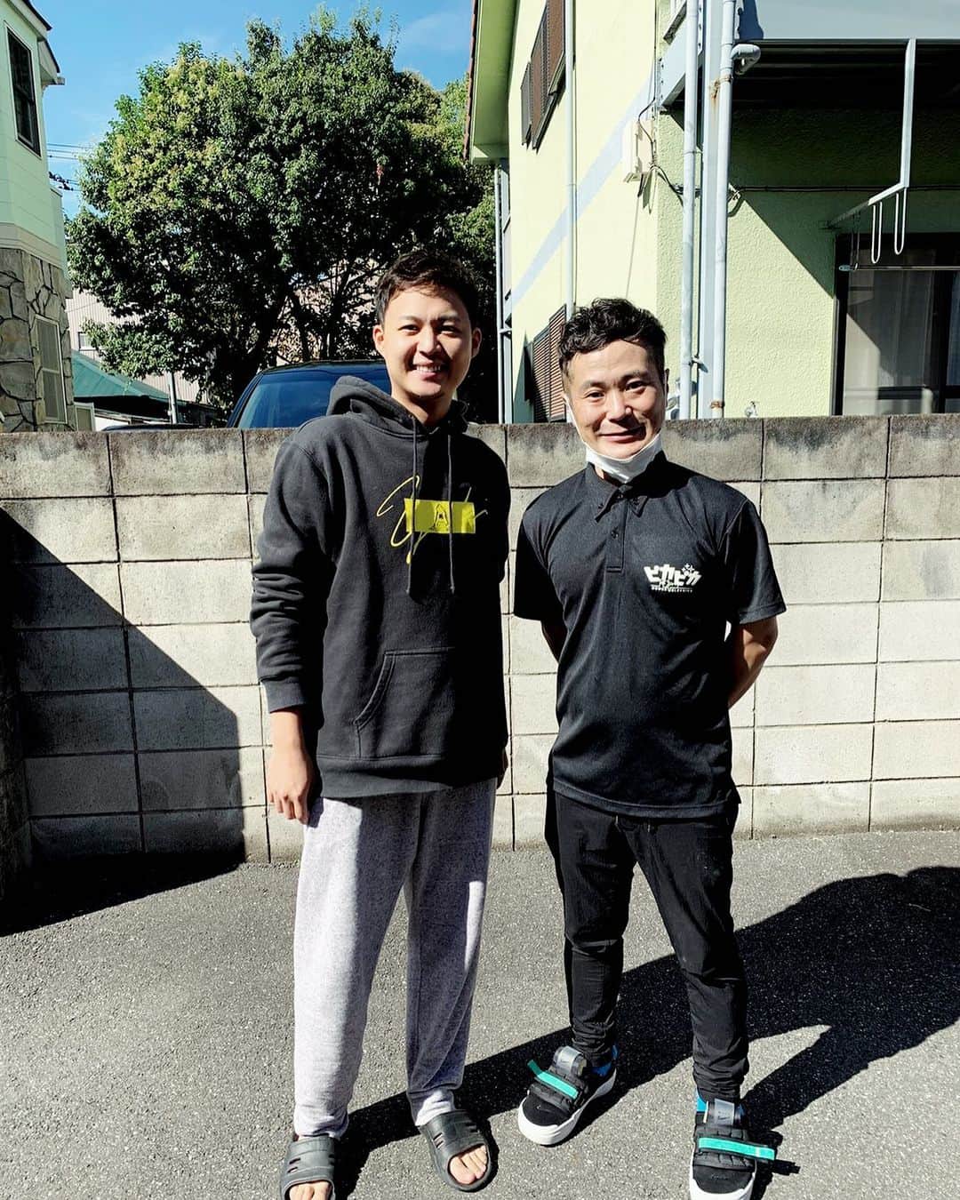 花田優一のインスタグラム：「、 カラテカ入江さんが 自宅にお掃除に来てくださいました！  ピッカピカピッカ  ありがとうございました😊  サンダルでごめんなさい🙏  #ピカピカ」