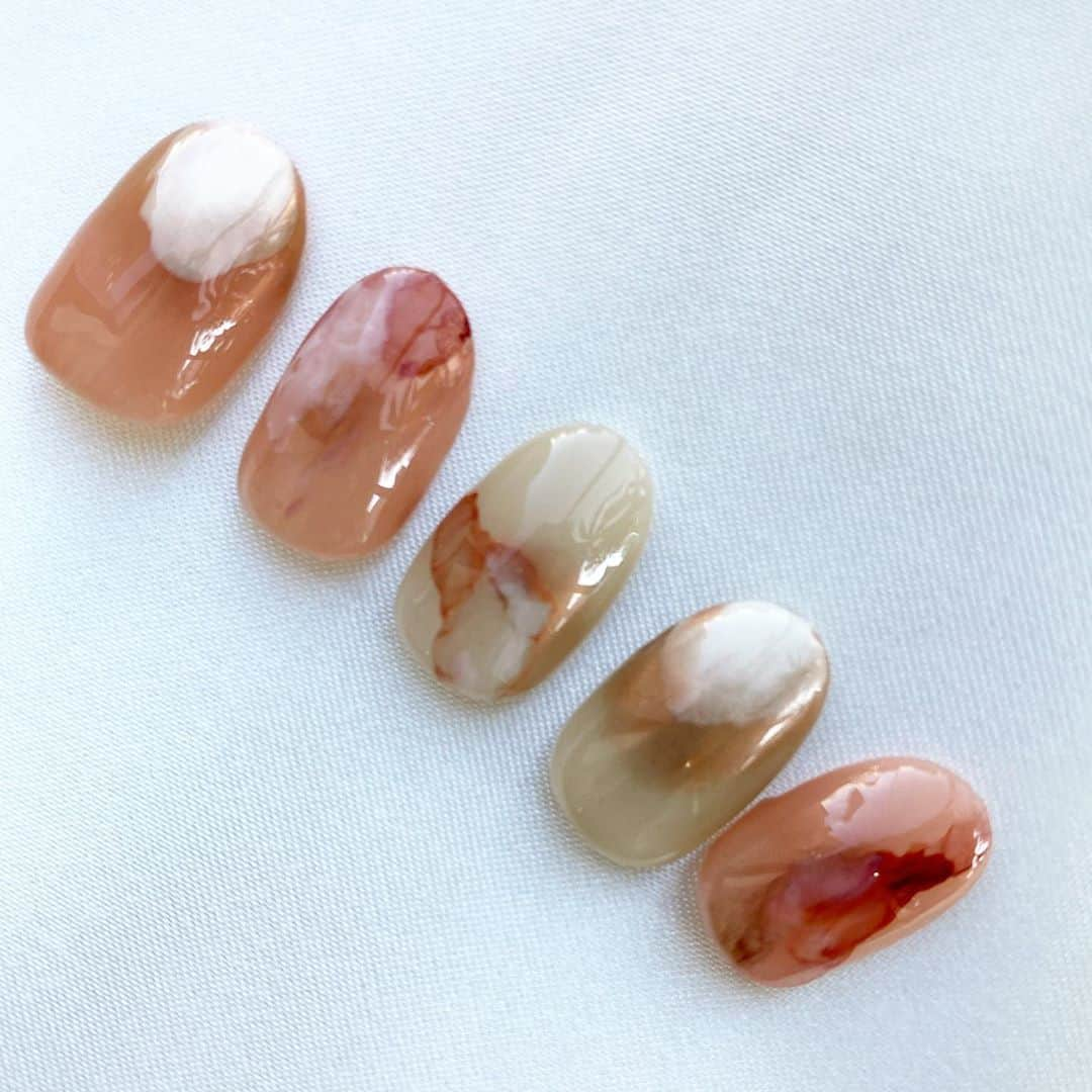 inthinkさんのインスタグラム写真 - (inthinkInstagram)「絶妙なデザインで🥺  #inthink #gelnails #滲みネイル #ミラーネイル #ニュアンスネイル」10月26日 14時36分 - inthink