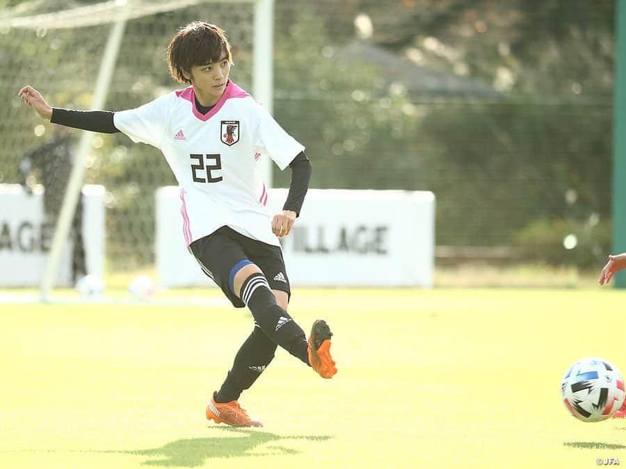 日本サッカー協会さんのインスタグラム写真 - (日本サッカー協会Instagram)「【2020.10.25 Training Match②📸】 　 #なでしこジャパン 今回のキャンプ期間中2回目となる男子との合同練習を実施、40分ハーフのトレーニングマッチも行い、1-3という結果でした。 　 この日のトレーニングパートナーは #いわきFC U-18。「ふたば未来学園より高くて速い」とMF #北村菜々美 選手が話すと、「ちょっとミスすると一気に来る。圧力がすごい」とMF #林穂之香 選手も続きます。前半はその表現通りの展開で、完全に受けに回る時間帯になりました。タイミングよくパスを出してもすぐに追いつかれ、長いボールは高い壁に阻まれて跳ね返され、なかなか相手陣内にボールを運べません。それでもGK #山根恵里奈 選手を中心に体を張った守備で失点は許しません。しかし、徐々に体力が奪われ、ミスも増えてきたところで失点。0-1で前半を折り返します。 　 前半を終えたDF #鮫島彩 選手は「120分プレーしたくらい疲れた」と話し、他の選手もこれがトレーニングマッチかと思うほど息を切らしながらピッチを後にしました。 　 MF #三浦成美 選手が「前半を見ていて、いいポジションを取ってさばいていこうとイメージした」と話し、「慌てずに繋ぐことを意識してゲームに入った」とFW #小林里歌子 選手が話すように、前半を自分たちなりに分析した後半組はゲームの改善を図ります。2失点目、3失点目と続いたものの、相手陣内でプレーする時間も増え、GK #山下杏也加 選手から丁寧に繋ぐサッカーで持ち味を発揮します。すると相手にも疲れも見えてきた終盤、いい形でボールを受けに入ったFW #上野真実 選手がとっさの判断でこれスルーすると、駆け上がったMF #杉田妃和 選手がフリーでボールを受けて思い切りよくミドルシュートを放ちます。惜しくもバーを叩いたシュートでしたが、ゴール前に詰めていた上野選手が押し込んで意地の1点をもぎ取りました。 　 なでしこジャパンの7か月ぶりの活動も残りあと1日です。 　 ✅http://www.jfa.jp/nadeshikojapan/ 　 #jfa #daihyo #nadeshiko」10月26日 14時37分 - japanfootballassociation