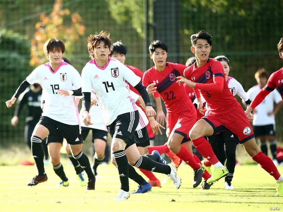 日本サッカー協会さんのインスタグラム写真 - (日本サッカー協会Instagram)「【2020.10.25 Training Match②📸】 　 #なでしこジャパン 今回のキャンプ期間中2回目となる男子との合同練習を実施、40分ハーフのトレーニングマッチも行い、1-3という結果でした。 　 この日のトレーニングパートナーは #いわきFC U-18。「ふたば未来学園より高くて速い」とMF #北村菜々美 選手が話すと、「ちょっとミスすると一気に来る。圧力がすごい」とMF #林穂之香 選手も続きます。前半はその表現通りの展開で、完全に受けに回る時間帯になりました。タイミングよくパスを出してもすぐに追いつかれ、長いボールは高い壁に阻まれて跳ね返され、なかなか相手陣内にボールを運べません。それでもGK #山根恵里奈 選手を中心に体を張った守備で失点は許しません。しかし、徐々に体力が奪われ、ミスも増えてきたところで失点。0-1で前半を折り返します。 　 前半を終えたDF #鮫島彩 選手は「120分プレーしたくらい疲れた」と話し、他の選手もこれがトレーニングマッチかと思うほど息を切らしながらピッチを後にしました。 　 MF #三浦成美 選手が「前半を見ていて、いいポジションを取ってさばいていこうとイメージした」と話し、「慌てずに繋ぐことを意識してゲームに入った」とFW #小林里歌子 選手が話すように、前半を自分たちなりに分析した後半組はゲームの改善を図ります。2失点目、3失点目と続いたものの、相手陣内でプレーする時間も増え、GK #山下杏也加 選手から丁寧に繋ぐサッカーで持ち味を発揮します。すると相手にも疲れも見えてきた終盤、いい形でボールを受けに入ったFW #上野真実 選手がとっさの判断でこれスルーすると、駆け上がったMF #杉田妃和 選手がフリーでボールを受けて思い切りよくミドルシュートを放ちます。惜しくもバーを叩いたシュートでしたが、ゴール前に詰めていた上野選手が押し込んで意地の1点をもぎ取りました。 　 なでしこジャパンの7か月ぶりの活動も残りあと1日です。 　 ✅http://www.jfa.jp/nadeshikojapan/ 　 #jfa #daihyo #nadeshiko」10月26日 14時37分 - japanfootballassociation