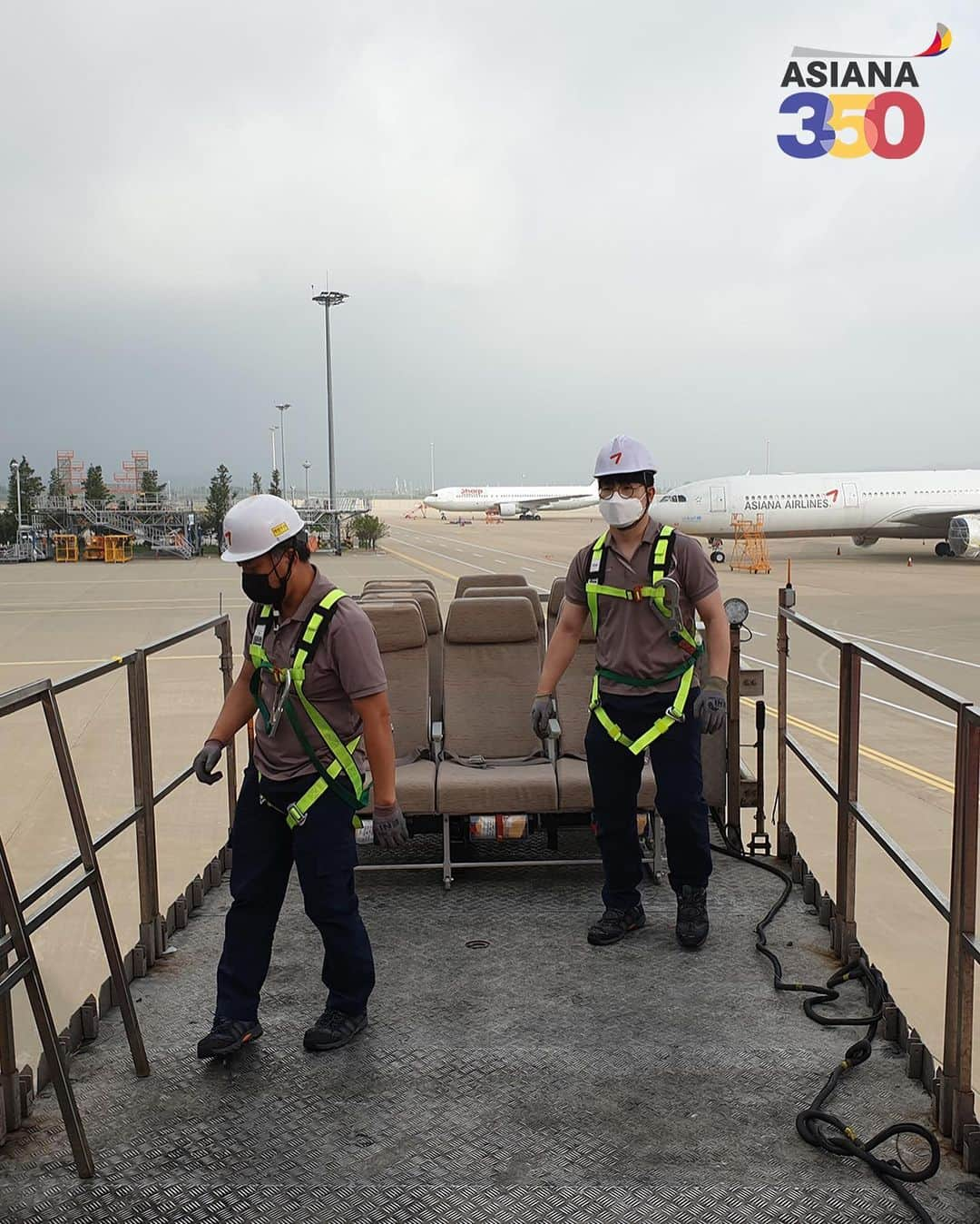 アシアナ航空日本地域公式アカウントさんのインスタグラム写真 - (アシアナ航空日本地域公式アカウントInstagram)「.﻿ 【 #アシアナ飛行機紹介 】 ﻿ ✈︎ A350-900 ✈ ﻿ ✈︎ 貨物機改造 ✈ ﻿ ﻿ 本日は、貨物機改造風景をシェア♪﻿ ﻿ 2017年にアシアナ航空へ仲間入りしたエアバスA350-900✈︎﻿ ﻿ 機内WIFIが使えたり、ビジネスとエコノミーの中間に位置する新しいクラス 「エコノミー スマーティウム」が加わったりと、新しい旅客機として活躍中。﻿ ﻿ そんな中、この度、世界的な航空貨物需要を鑑みて、現在保有しているエアバスA350-900  11機のうち、2機を一時的に貨物専用機としてリニューアルをしました。(HL8360/8362)﻿ ﻿ 当面の間、貨物機としてソウルから主にLAX等、長距離中距離貨物路線で活躍します。﻿ ﻿ 旅客機→貨物機仕様は、まずはお客様が座る座席の撤去から始まります。従来の座席スペースに貨物を積めることができるようにする為です。 ﻿ #アシアナ航空#アシアナ#アシアナで行く#アシアナグラム#エアバス#airbus#A350#貨物＃航空貨物#リニューアル#改造#来月新しいA350が1機増えます」10月26日 14時39分 - asiana.jp_official