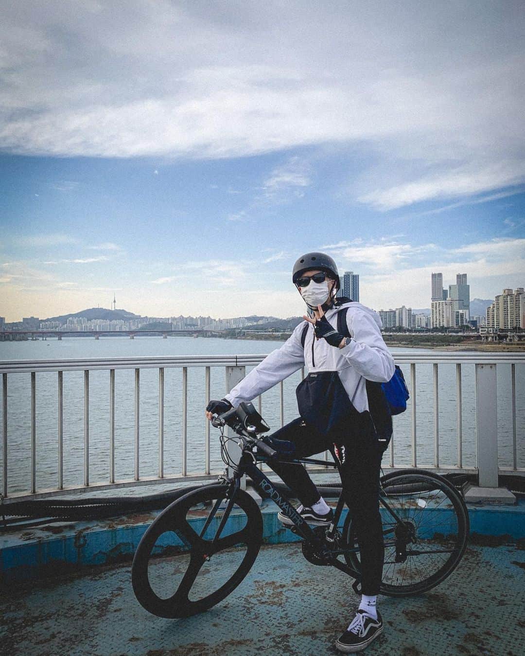 のインスタグラム：「I haaaate doing cardio at the gym so I’m trying to at least ride my bike around more these days!  헬스장 가면 유산소 하는거 너무 싫어해서 어디 갈때 최대한 자전거 타고 다니면서 유산소 하기!」