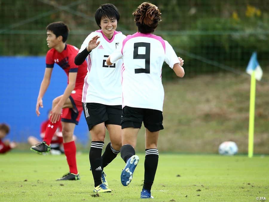 日本サッカー協会さんのインスタグラム写真 - (日本サッカー協会Instagram)「【2020.10.25 Training Match③📸】 　 #なでしこジャパン 今回のキャンプ期間中2回目となる男子との合同練習を実施、40分ハーフのトレーニングマッチも行い、1-3という結果でした。 　 この日のトレーニングパートナーは #いわきFC U-18。「ふたば未来学園より高くて速い」とMF #北村菜々美 選手が話すと、「ちょっとミスすると一気に来る。圧力がすごい」とMF #林穂之香 選手も続きます。前半はその表現通りの展開で、完全に受けに回る時間帯になりました。タイミングよくパスを出してもすぐに追いつかれ、長いボールは高い壁に阻まれて跳ね返され、なかなか相手陣内にボールを運べません。それでもGK #山根恵里奈 選手を中心に体を張った守備で失点は許しません。しかし、徐々に体力が奪われ、ミスも増えてきたところで失点。0-1で前半を折り返します。 　 前半を終えたDF #鮫島彩 選手は「120分プレーしたくらい疲れた」と話し、他の選手もこれがトレーニングマッチかと思うほど息を切らしながらピッチを後にしました。 　 MF #三浦成美 選手が「前半を見ていて、いいポジションを取ってさばいていこうとイメージした」と話し、「慌てずに繋ぐことを意識してゲームに入った」とFW #小林里歌子 選手が話すように、前半を自分たちなりに分析した後半組はゲームの改善を図ります。2失点目、3失点目と続いたものの、相手陣内でプレーする時間も増え、GK #山下杏也加 選手から丁寧に繋ぐサッカーで持ち味を発揮します。すると相手にも疲れも見えてきた終盤、いい形でボールを受けに入ったFW #上野真実 選手がとっさの判断でこれスルーすると、駆け上がったMF #杉田妃和 選手がフリーでボールを受けて思い切りよくミドルシュートを放ちます。惜しくもバーを叩いたシュートでしたが、ゴール前に詰めていた上野選手が押し込んで意地の1点をもぎ取りました。 　 なでしこジャパンの7か月ぶりの活動も残りあと1日です。 　 ✅http://www.jfa.jp/nadeshikojapan/ 　 #jfa #daihyo #nadeshiko」10月26日 14時40分 - japanfootballassociation
