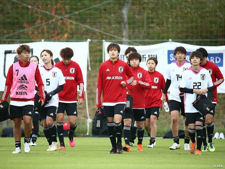 日本サッカー協会さんのインスタグラム写真 - (日本サッカー協会Instagram)「【2020.10.25 Training Match③📸】 　 #なでしこジャパン 今回のキャンプ期間中2回目となる男子との合同練習を実施、40分ハーフのトレーニングマッチも行い、1-3という結果でした。 　 この日のトレーニングパートナーは #いわきFC U-18。「ふたば未来学園より高くて速い」とMF #北村菜々美 選手が話すと、「ちょっとミスすると一気に来る。圧力がすごい」とMF #林穂之香 選手も続きます。前半はその表現通りの展開で、完全に受けに回る時間帯になりました。タイミングよくパスを出してもすぐに追いつかれ、長いボールは高い壁に阻まれて跳ね返され、なかなか相手陣内にボールを運べません。それでもGK #山根恵里奈 選手を中心に体を張った守備で失点は許しません。しかし、徐々に体力が奪われ、ミスも増えてきたところで失点。0-1で前半を折り返します。 　 前半を終えたDF #鮫島彩 選手は「120分プレーしたくらい疲れた」と話し、他の選手もこれがトレーニングマッチかと思うほど息を切らしながらピッチを後にしました。 　 MF #三浦成美 選手が「前半を見ていて、いいポジションを取ってさばいていこうとイメージした」と話し、「慌てずに繋ぐことを意識してゲームに入った」とFW #小林里歌子 選手が話すように、前半を自分たちなりに分析した後半組はゲームの改善を図ります。2失点目、3失点目と続いたものの、相手陣内でプレーする時間も増え、GK #山下杏也加 選手から丁寧に繋ぐサッカーで持ち味を発揮します。すると相手にも疲れも見えてきた終盤、いい形でボールを受けに入ったFW #上野真実 選手がとっさの判断でこれスルーすると、駆け上がったMF #杉田妃和 選手がフリーでボールを受けて思い切りよくミドルシュートを放ちます。惜しくもバーを叩いたシュートでしたが、ゴール前に詰めていた上野選手が押し込んで意地の1点をもぎ取りました。 　 なでしこジャパンの7か月ぶりの活動も残りあと1日です。 　 ✅http://www.jfa.jp/nadeshikojapan/ 　 #jfa #daihyo #nadeshiko」10月26日 14時40分 - japanfootballassociation