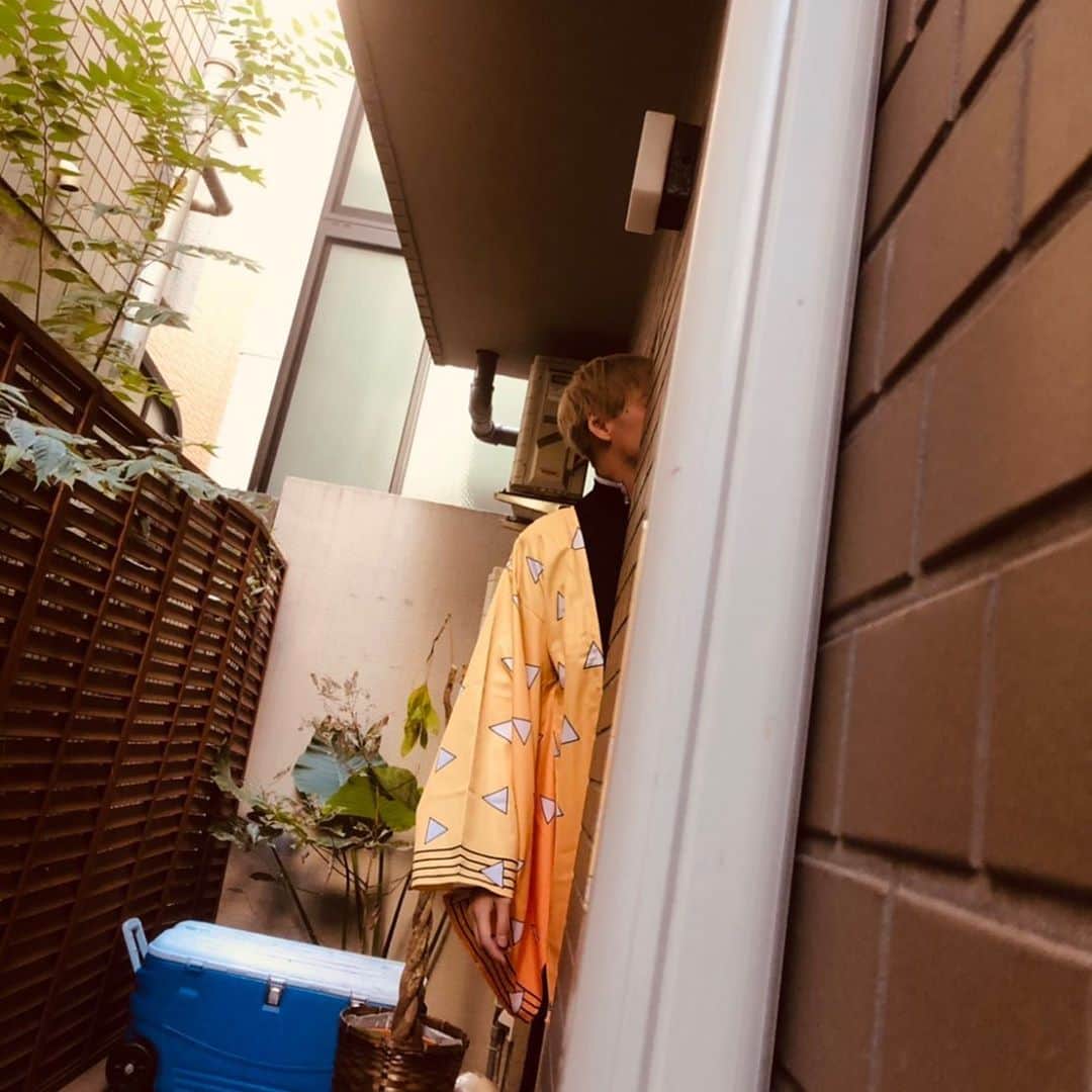 藤井達也のインスタグラム：「明日のイベント 『SEASONS』楽しみです⁄(⁄ ⁄•⁄ω⁄•⁄ ⁄)⁄੭ु⁾⁾   仮装しよかなー  どーしよかなー  わら  さて、、、 なんの仮装しよかな？⁄(⁄ ⁄•⁄ω⁄•⁄ ⁄)⁄੭ु⁾⁾  内緒ですwww  #鬼滅の刃 #気まぐれ達也 #コスプレ #イベント #藤井達也  #グラビア #ハロウィン」