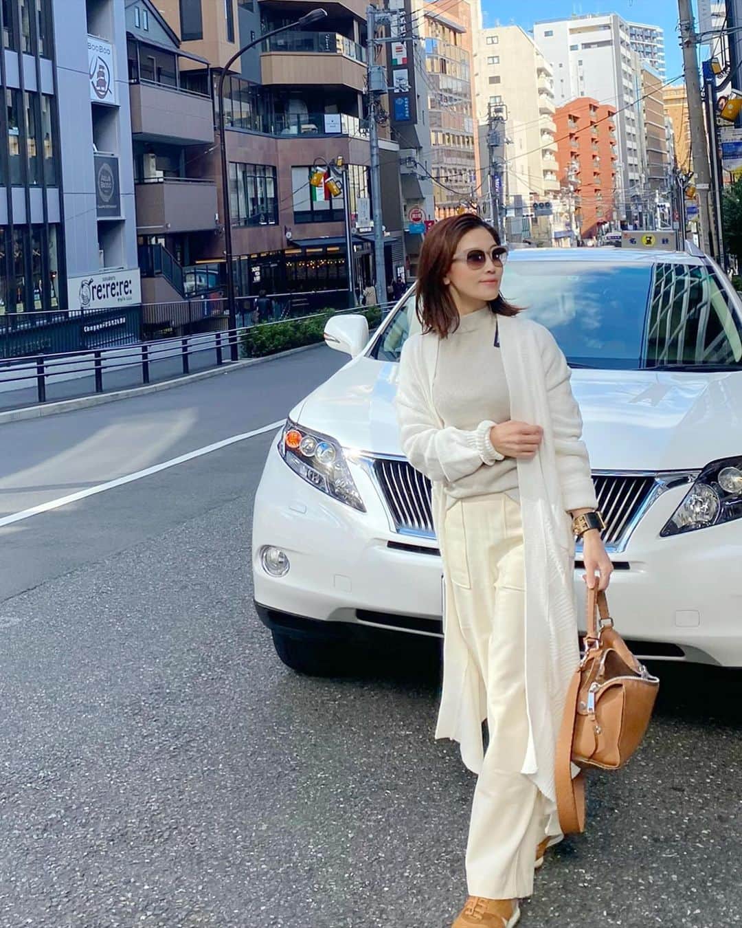 のインスタグラム：「安定の#ホワイトコーデ  この長すぎる#カーディガン 、はじめて着たけど、、、 動きにくい🥺ブランドタグ🏷も長くて見えてる😂 丈感大事ですね。」