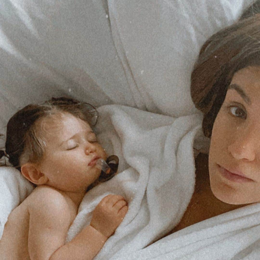 エイミー・ウィラートンのインスタグラム：「Haven’t wanted to be on social last few days. Dem isn’t well so I’ve spent the time just cuddling and relaxing with her 🍼potentially the perfect opportunity for a scroll sesh without the crazy baby energy. But I know when I need a break so instead I’m reading a book , thinking about my goals and feeling bloody glad/lucky that we decided to stay out here in #dubai with all the confusion of the UK ... I’m so sorry for what’s happening at home. Especially in Wales & Ireland. I hope everyone is okay and finding comfort where they can. I truly do not understand what we are trying to achieve with these new rules... it doesn’t make sense to me. How it’s safe for me to be on a tube with 100 people I don’t know but not safe for someone I trust to come to my home ? Wierd. Stay safe , stay true to you folks .. there’s always the 🌈」
