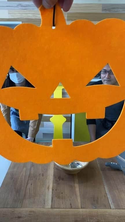 ののじ公式アカウントのインスタグラム：「🎃材料🎃  カボチャ150g 牛乳200ml きび糖50g 生クリーム200ml 粉ゼラチン5g ラム酒10ml〜  🎃作り方🎃  ①かぼちゃの皮をかぼちょうでそぎます。  ②大き目にカットして、蒸し器で蒸します。  ③ボウルに移し、マッシャーで細かくつぶします。  ④鍋に牛乳・きび糖を入れて中火で混ぜながらきび糖を溶かします。  ⑤そこにマッシュしたカボチャを入れ、中火で温めながら混ぜて一煮立ちさせます。  ⑥一旦火を止めて、生クリームを少しずつ加えていき、再び中火にかけて沸騰寸前で止めます。  ⑦粉ゼラチンを少しずつ加えて、混ぜながら完全に溶かします。  ⑧ミキサーに移して粒がなくりなめらかになるまで回します。 ※お店のように滑らかにしたい場合はここでシノアで濾します。  ⑨⑧をボウルに移し、ゴムベラで混ぜながら氷水で冷やします。好きなリキュールをこの時加えて香りをつけます。  液が冷えてくると固まりだすので、トロミがついてツヤが出て重くなったら容器に移します。  ⑩冷蔵庫で一晩冷やして固まったら完成。トッピングで甘さ控えめのホイップクリームなどをどうぞ♪  🎃応用🎃  人参 ゴボウ 里芋 さつまいも アスパラ  など  繊維質の多い物は、バイタミックスなどのパワーのあるミキサーを使わないと口当たりが滑らかにならないかもしれません😊  2倍〜4倍の多めの量を作ったら幸せになります♪」