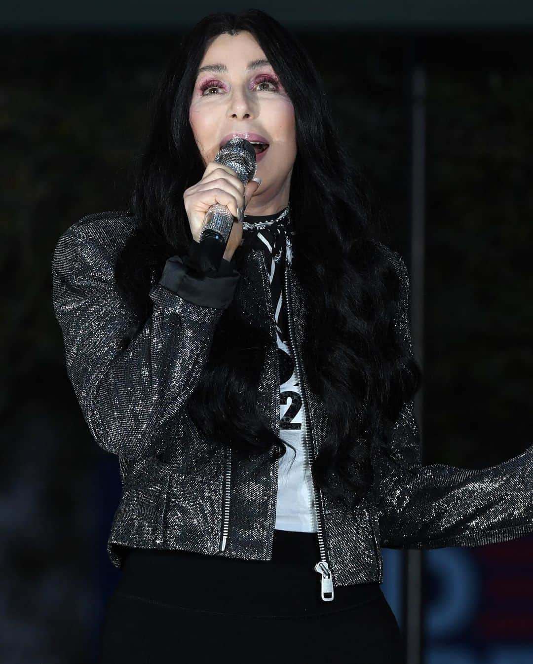 Just Jaredさんのインスタグラム写真 - (Just JaredInstagram)「@cher spent her weekend hosting early voting campaign events for @joebiden in Las Vegas! #Cher Photos: Getty」10月26日 14時56分 - justjared
