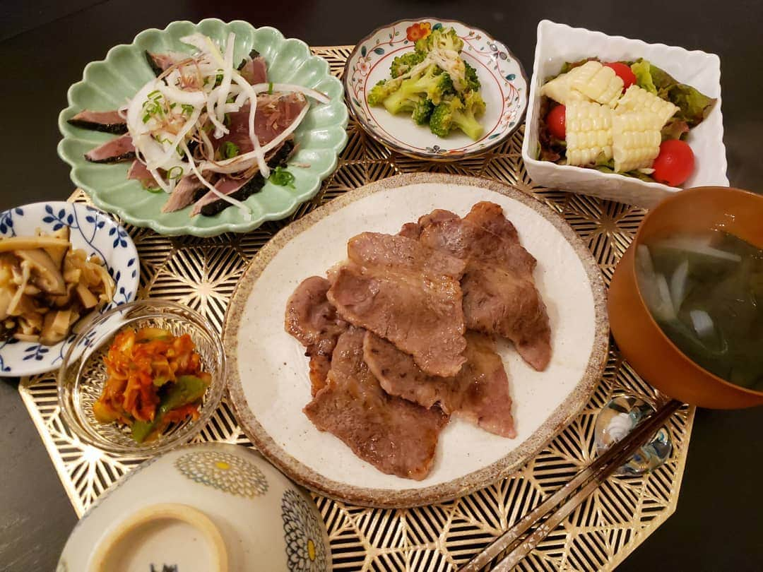 田辺岬のインスタグラム：「おうちごはん🍽️ . カルビ焼き かつおのたたき アボカドキムチ ピリ辛きのこ ブロッコリーのカニかまあんかけ サラダ お味噌汁 . ご飯の彩りを全然考えていなくていつも写真が暗くなります🤣 見た目より栄養と味が大事だよね🤔❤️笑 . 先日お泊まりディズニーに行きました🏰 👶ディズニーデビューで心配だったので、ホテルのチェックインの時間に行って、翌日もお昼過ぎに帰りました～☺️💕 . #おうちごはん#アスリート飯#アスリートフードマイスター#栄養士」