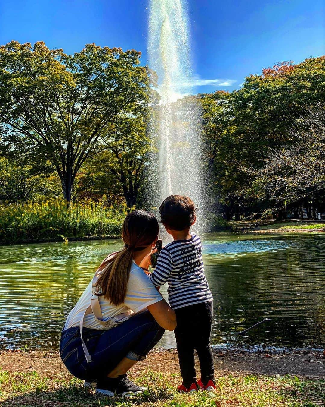 ニッチロー'さんのインスタグラム写真 - (ニッチロー'Instagram)「噴水を眺める親子  #親子 #噴水 #代々木公園 #yoyogipark」10月26日 15時01分 - nicchiro5.1