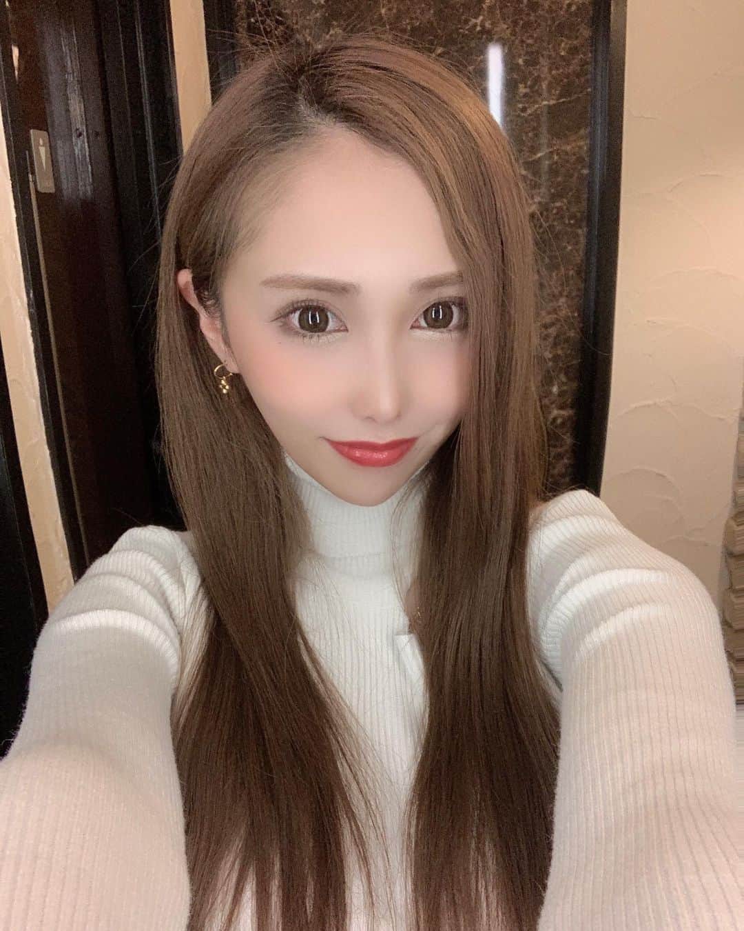 のインスタグラム：「白めずらし  #静岡#歌舞伎町#名古屋#新宿 #北新地#ミナミ#両替町 #club jerry#make#beauty #fashion#selfie#style#推し #ヘアメ#ドレス#過去pic #outdoor#ライブ配信#筋トレ」