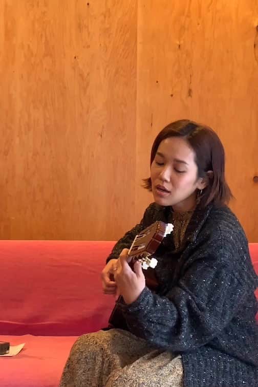 奈良美智のインスタグラム：「G.YOKO  with 山口洋 うちに遊びに来てくれました。 アルバムは来年の春あたり、かな？」