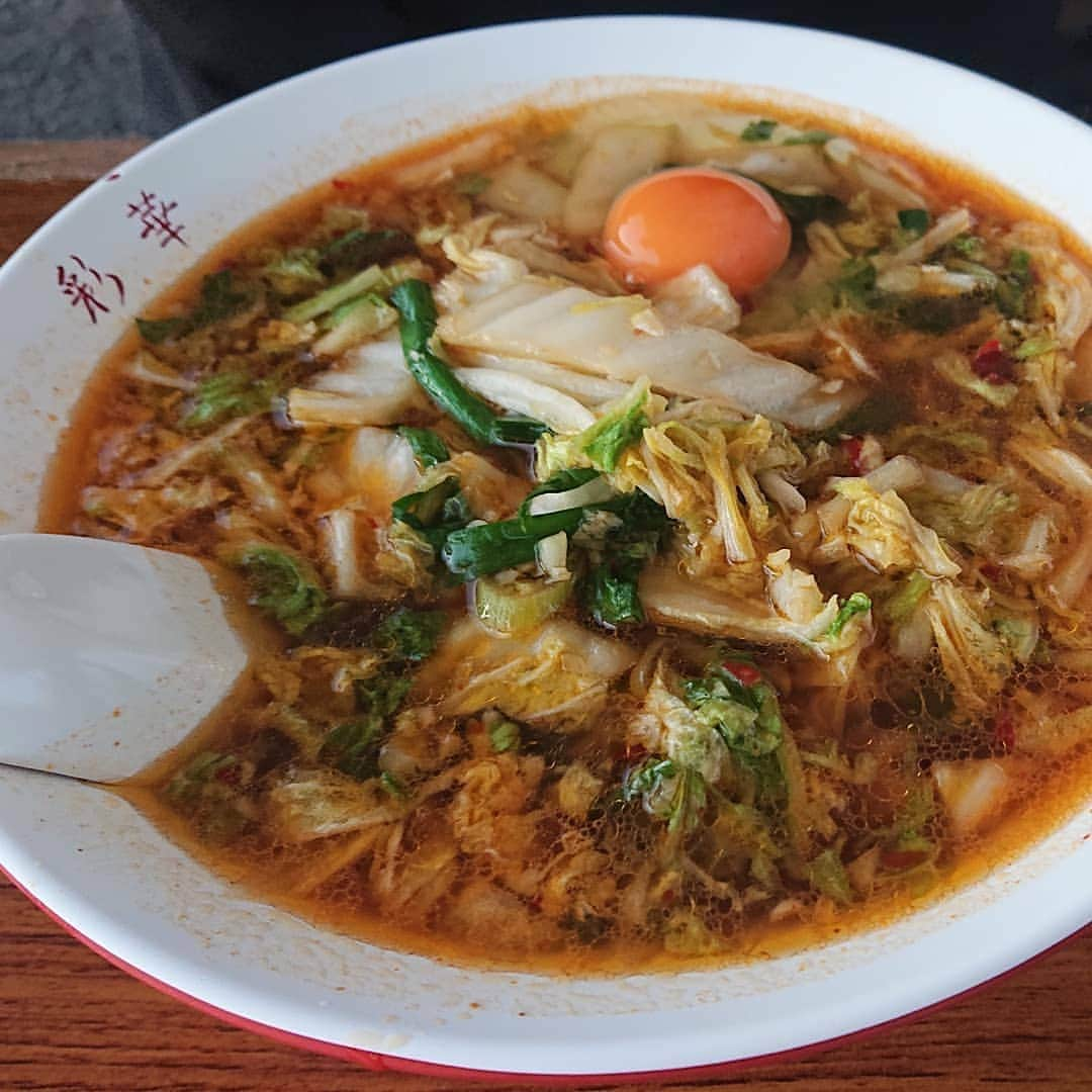 石原祐美子のインスタグラム：「寒くなってきたらがぜん行きたくなる #彩華ラーメン 屋台 本店の揚げ餃子も好きやけど、寒くなってきたらやっぱり屋台が最高！！ んで、ぜったい生玉子は必須🥚 昔っからずーっとヨード卵光なのすごいな✨ 真冬でも食べてる間は寒くなくなるからほんま不思議😋 なんなら真冬に震えながら食べるのが一番うまいかも😁唐がらしとニンニクで一気に体があったかくなる感じが堪らん🔥 ・ ・ 開店すぐに行ったから白菜シャッキシャキでした✨でも夜遅くのクタクタも好き😊結局どの時間に行っても好き。 スーパープライスカット天理北店の駐車場で18:00からオープンです。 ・ ・ #YouTube チキチキジョニートラベル「ドラクエウォークお土産制覇の旅～奈良県前編～」天理ラーメンはしごしてきたのでぜひ見てね🙏💕プロフィールからとべます🙇 ・ ・ #サイカラーメン #彩華ラーメン #彩華ラーメン屋台 #天理ラーメン #小で１人前 #ラーメン #ニンニクたっぷり #奈良県 #天理市 #奈良グルメ #天理グルメ #ラーメン大好き #屋台  #食べスタグラム」