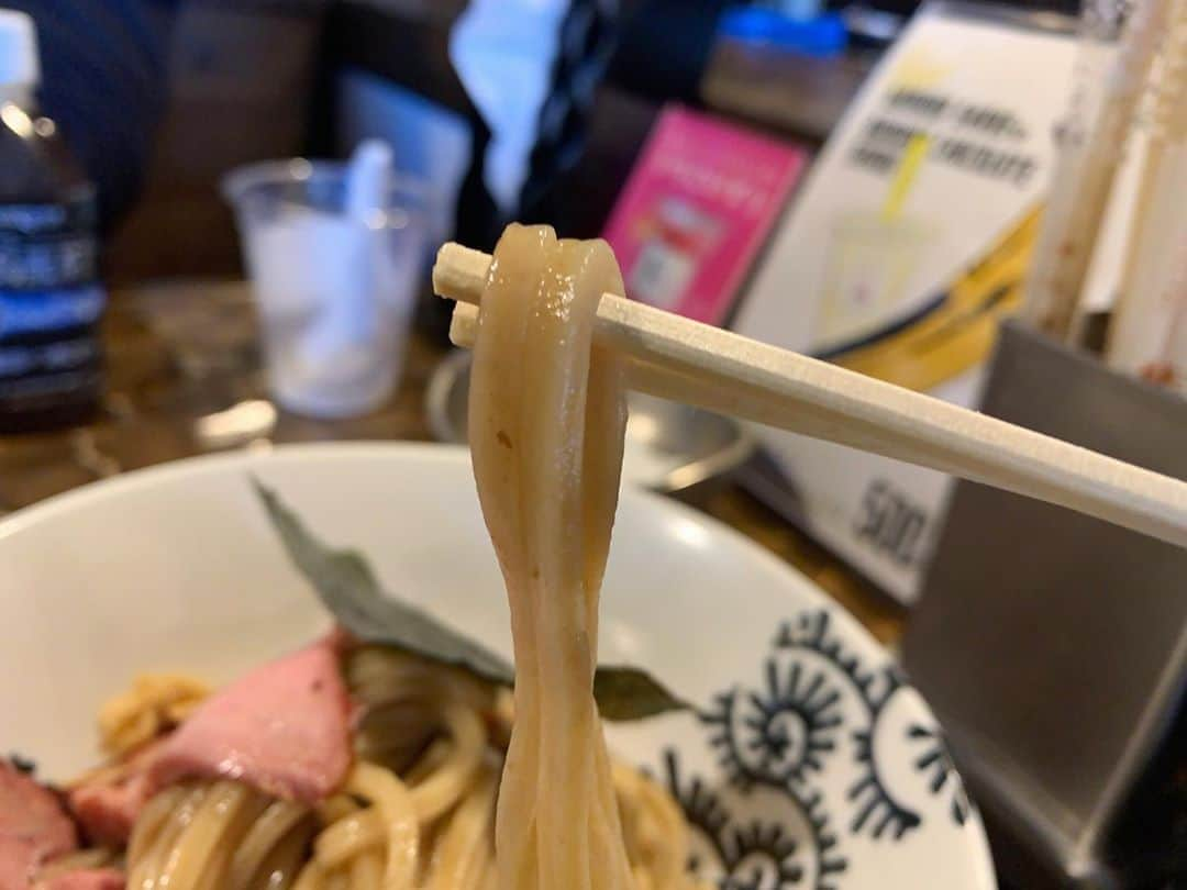 SUSURUさんのインスタグラム写真 - (SUSURUInstagram)「特級鶏蕎麦 龍介@土浦市 龍介つけ蕎麦 土、日と茨城県へキャンプへ行ってきました！ ラヲタな方々が集まるキャンプなのでラーメンのスープで鍋を作ったり、レアな宅麺がたくさん出てきたりと楽しかったです🍥 茨城に別れを告げる前に龍介さんにも行ってきました🐓 トロリと濃厚な鶏の旨味詰まったつけ汁、風味豊かな太麺が最高の組み合わせ😍 茨城屈指の人気を誇る鶏白湯つけ麺はいつすすってもやっぱり美味しいです🍜 他にも茨城のラーメン色々すすってきたので動画をお楽しみに！ #susuru_tv #特級鶏蕎麦龍介 #土浦市 #茨城 #龍介つけ蕎麦 #超うまい  #ラーメン #らーめん #ramen #ラーメン部 #ramennoodles #毎日ラーメン生活 #麺スタグラム #japaneseramen #japanramen #foodstagram #foodie #noodles #instanoodle #instaramen #instafood #susururecommended #龍介 #茨城ラーメン #茨城つけ麺 #つけめん #つけ麺」10月26日 15時04分 - susuru_tv