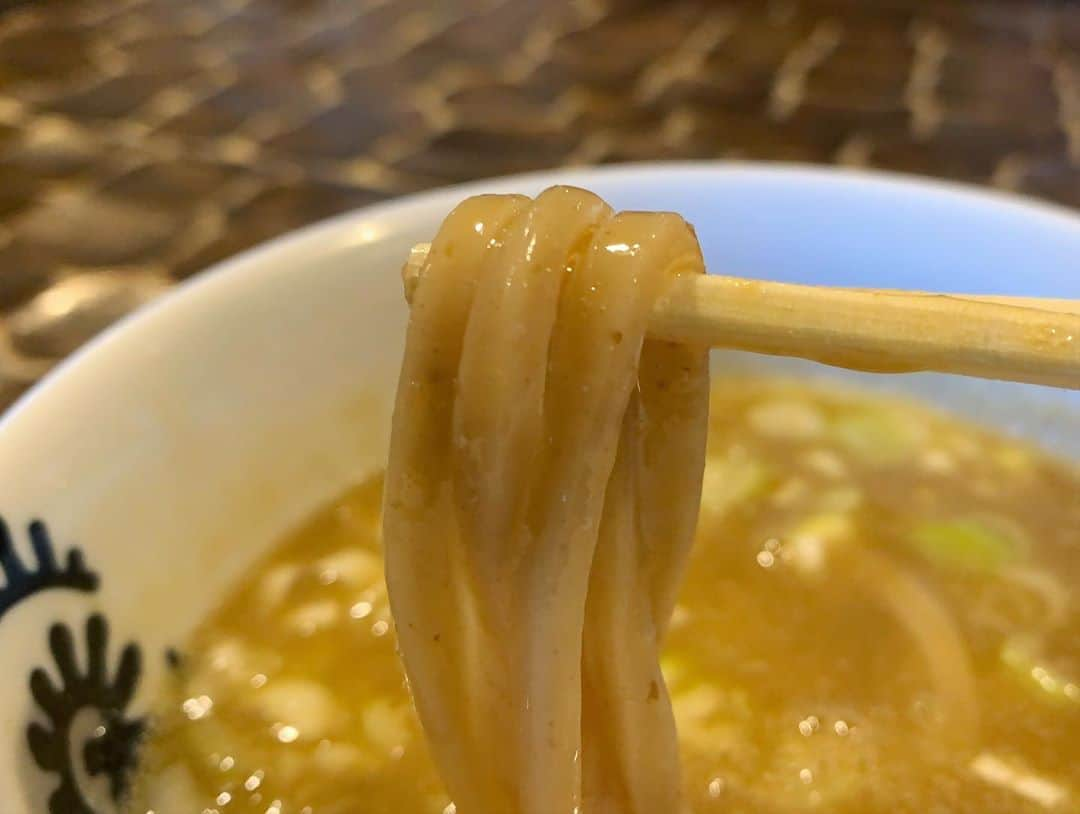 SUSURUさんのインスタグラム写真 - (SUSURUInstagram)「特級鶏蕎麦 龍介@土浦市 龍介つけ蕎麦 土、日と茨城県へキャンプへ行ってきました！ ラヲタな方々が集まるキャンプなのでラーメンのスープで鍋を作ったり、レアな宅麺がたくさん出てきたりと楽しかったです🍥 茨城に別れを告げる前に龍介さんにも行ってきました🐓 トロリと濃厚な鶏の旨味詰まったつけ汁、風味豊かな太麺が最高の組み合わせ😍 茨城屈指の人気を誇る鶏白湯つけ麺はいつすすってもやっぱり美味しいです🍜 他にも茨城のラーメン色々すすってきたので動画をお楽しみに！ #susuru_tv #特級鶏蕎麦龍介 #土浦市 #茨城 #龍介つけ蕎麦 #超うまい  #ラーメン #らーめん #ramen #ラーメン部 #ramennoodles #毎日ラーメン生活 #麺スタグラム #japaneseramen #japanramen #foodstagram #foodie #noodles #instanoodle #instaramen #instafood #susururecommended #龍介 #茨城ラーメン #茨城つけ麺 #つけめん #つけ麺」10月26日 15時04分 - susuru_tv