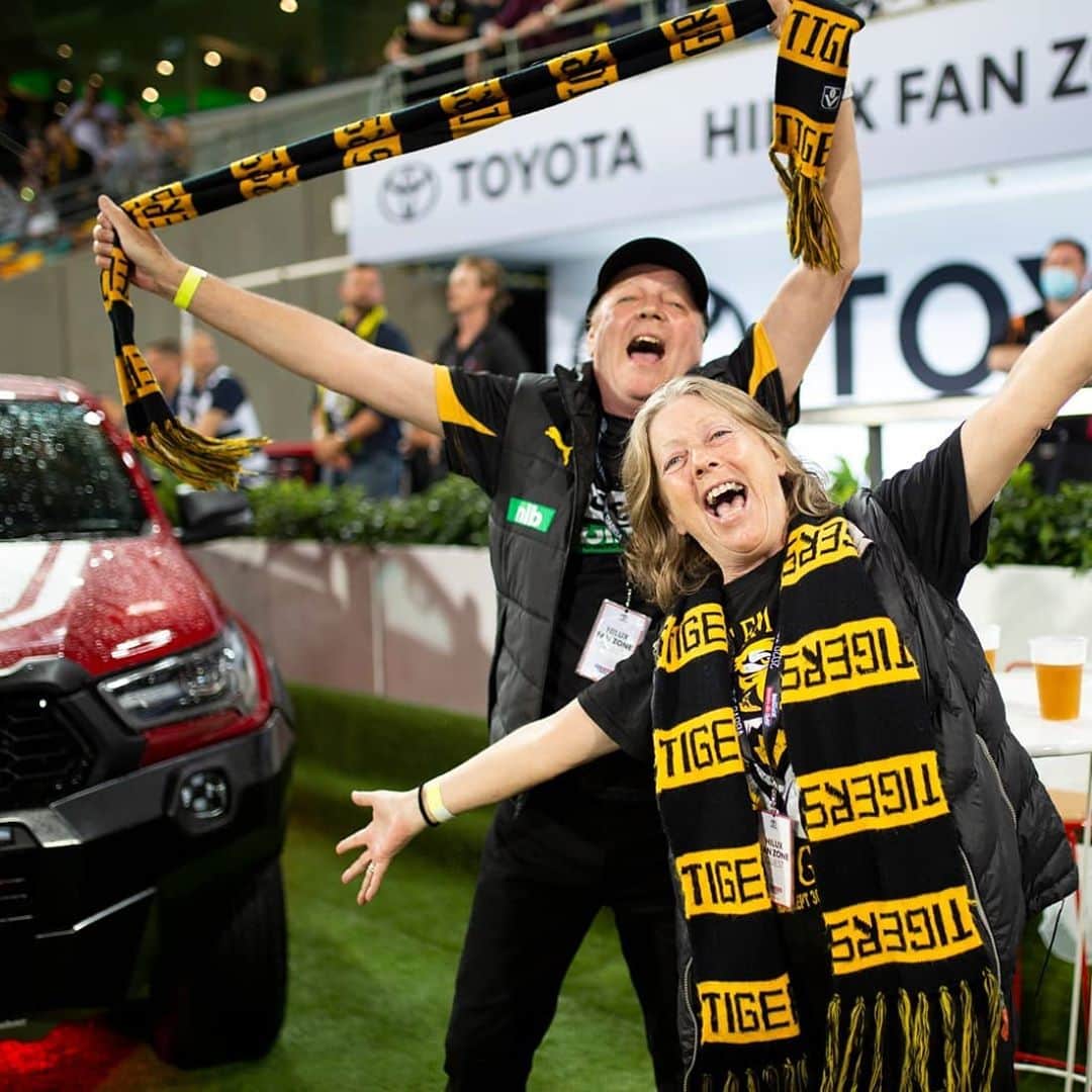 Toyota Australiaのインスタグラム：「This is why we love footy! A brilliant Grand Final and an amazing night for our guests in the Toyota HiLux Fan Zone. Thanks to everyone who joined us (and yes, those are seats made from HiLux trays 😜) #FootyOHWHATAFEELING」