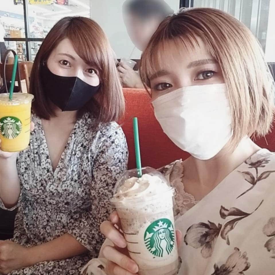 石関友梨のインスタグラム：「ちょっと前にともちゃんが高崎でお仕事ってんで仕事前におしゃべりしてきた✨  #三宅智子 #高崎駅 #スタバ #おしゃべり #久しぶり #大食い #レジェンド #仲良し #少しの時間だったけど #群馬のスタバのカフェスペースは広いし人との感覚も離れてるし良いねと喜んでた #田舎の良いとこ #東京の飲食店は隣りとぶつかっちゃうくらい感覚狭いのに驚く #だからいつもルノアールしか行かない #群馬にルノアールないけど #笑泣」